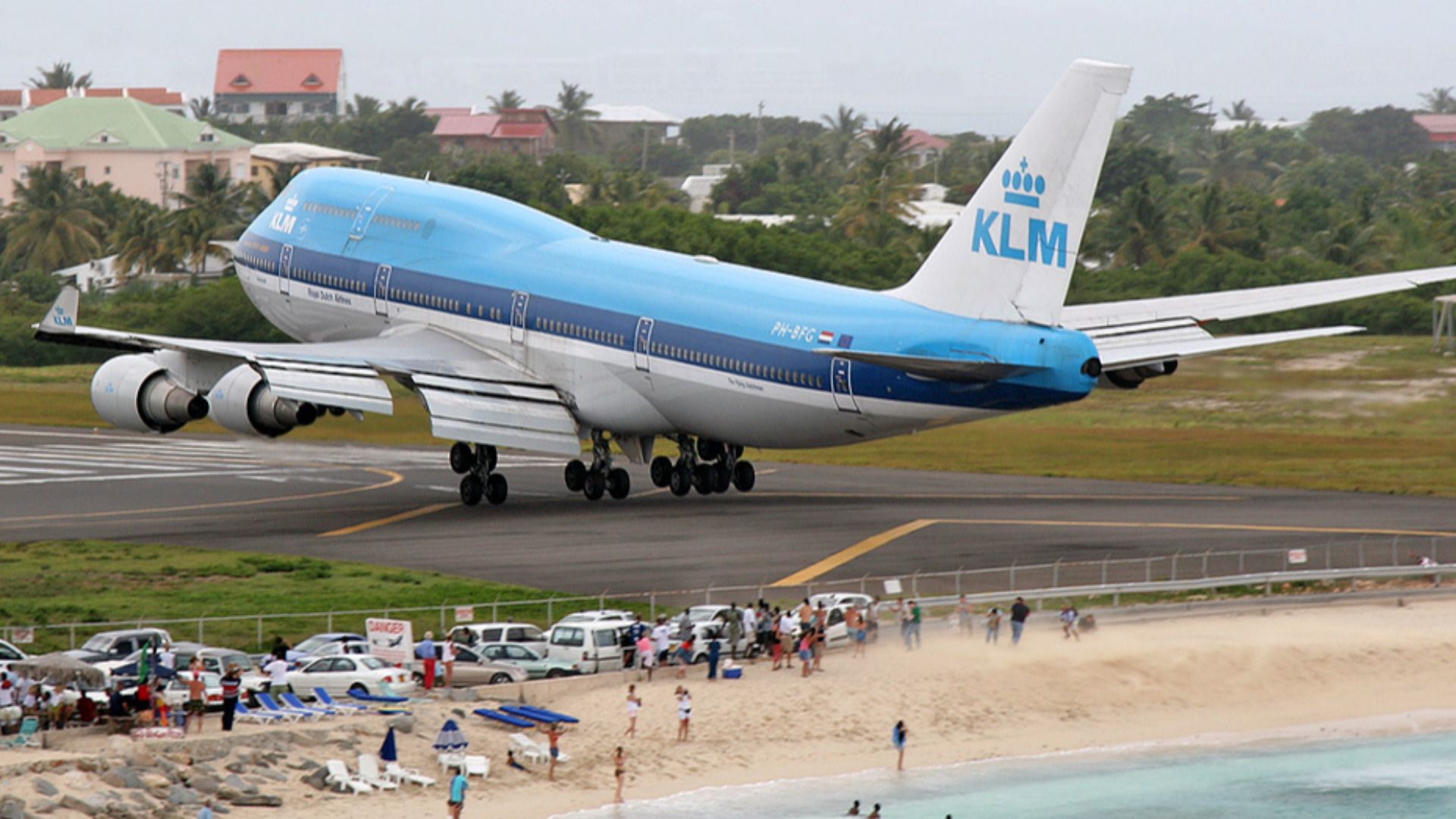 KLM Boeing 747-406 landing at SXM. This 747 took one extremely low pass over the Maho Bay before touching down before the piano keys on runway 09.
