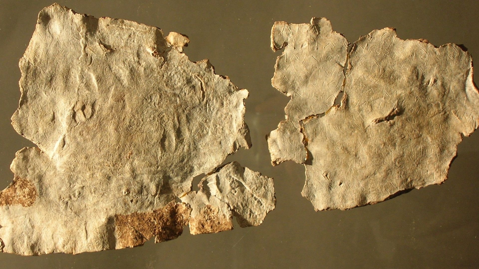 File:Tablette de défixion de l'Hospitalet-du-Larzac 2.jpg