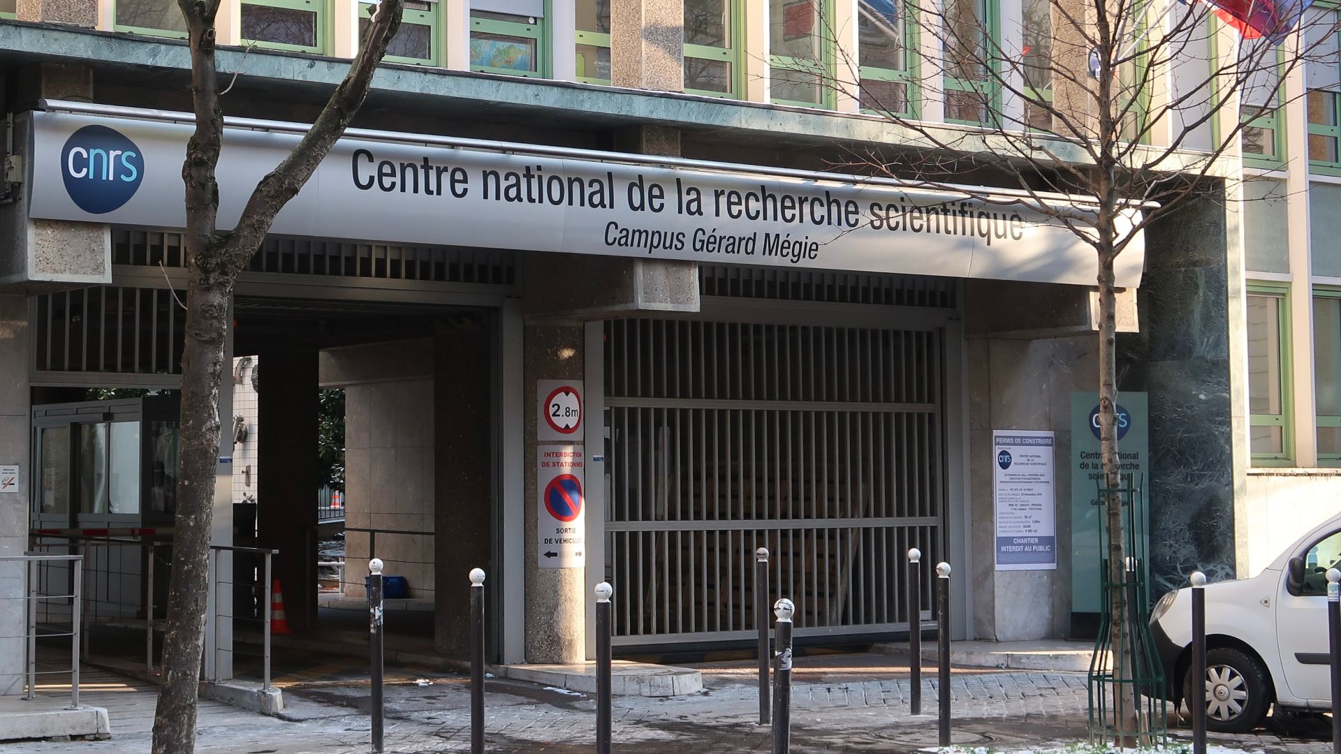 File:Siège du CNRS rue Michel-Ange Paris 6.jpg