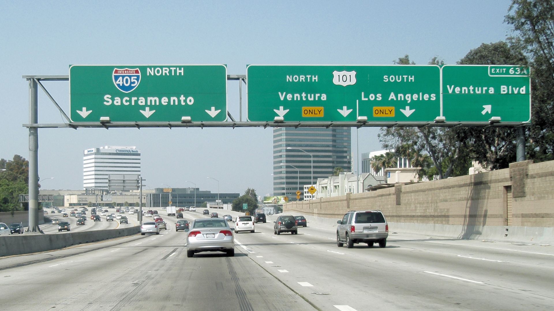 The San Diego Freeway northbound approaching the Ventura Blvd and en:Ventura Freeway interchanges, as photographed by Coolcaesar on May 11, 2008 (this version replaces an earlier photo by Coolcaesar taken on July 3, 2004).