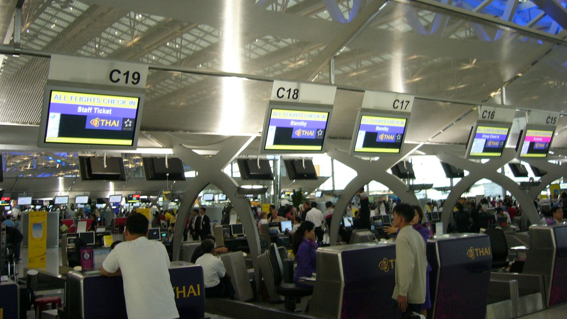 File:VTBS-Thai Airways Check-in counters.JPG