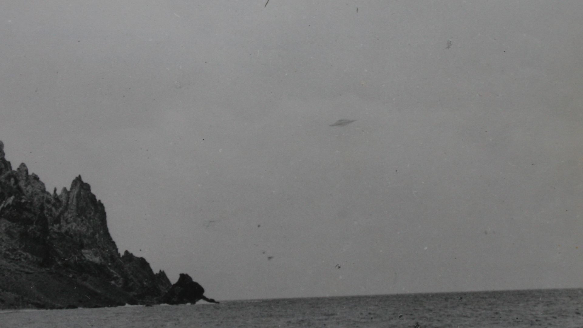 Fotografia de Almiro Baraúna de um suposto disco voador sobre a Ilha da Trindade