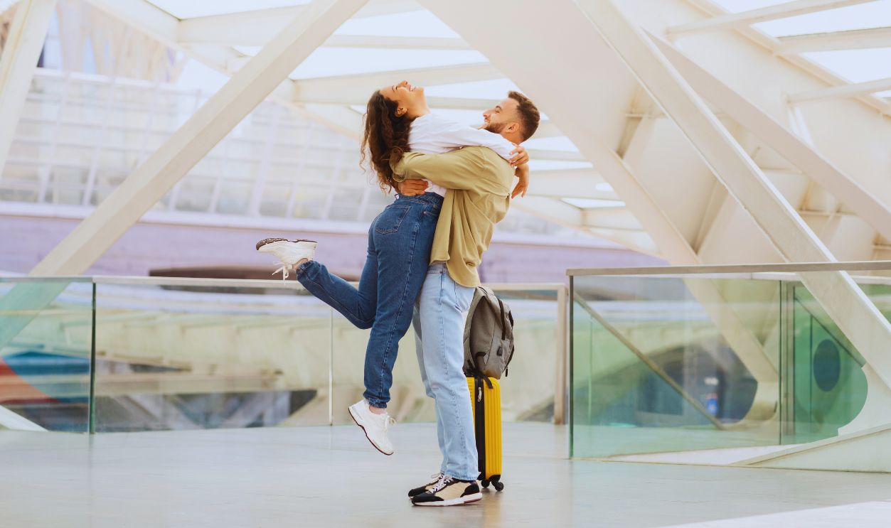 airport couple