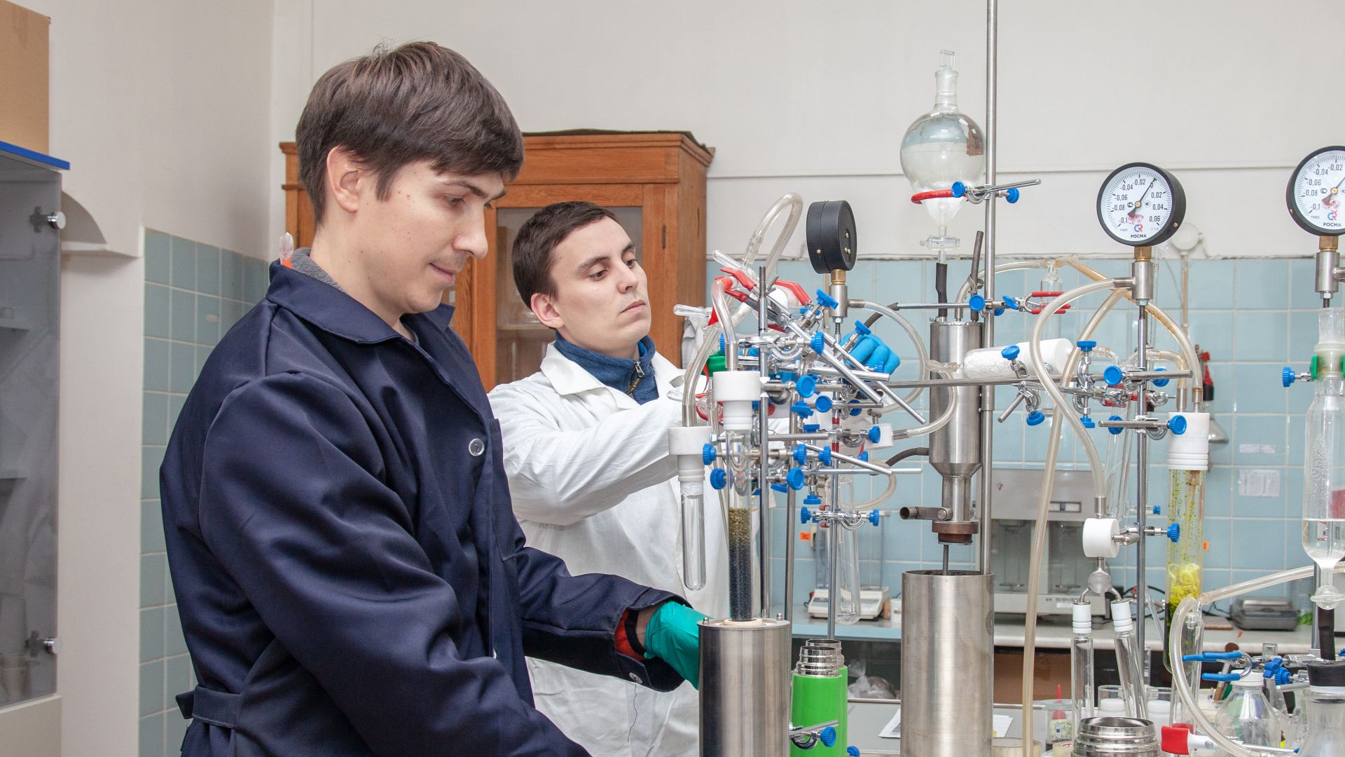 Scientists from the Lab for Ecological Radiology of the Institute of Geodinamics and Geology of the Federal Center for Integrated Arctic Research of the Ural Branch of RAS synthesize benzene using a water decomposition of lithium carbide with a subsequent trimerization of acetylene. On this photo, you can see the counting samples processing for further 14C dating using the special equipment “Laboratory system for sample preparation and enrichment for 14C and 3H identification in ultra-low concentrations”.