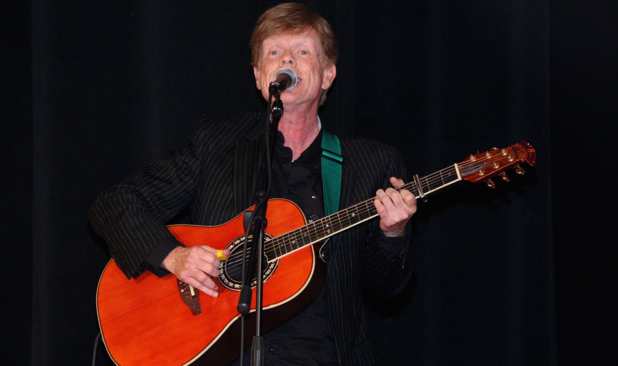 Getty Images - 134593430 - Actor Jon Walmsley performs the 40th Anniversary Reunion Of