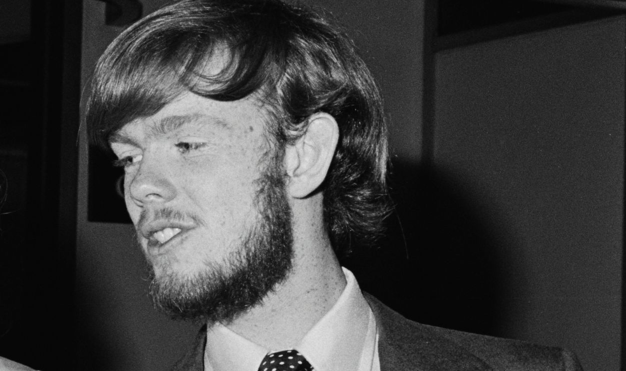 Getty Images - 1281836345 - American actress Michael Learned (centre) with actor Jon Walmsley (right), her co-star in the television series 'The Waltons', in Los Angeles, California, 7th May 1976.