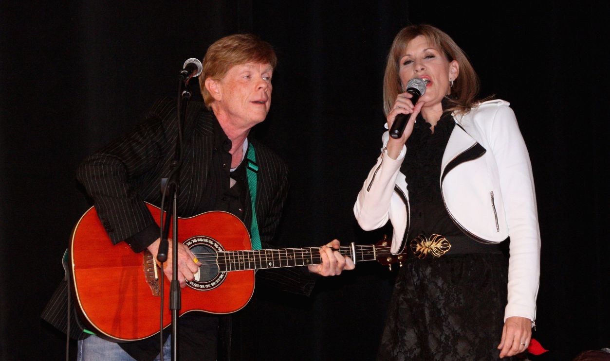 Getty Images - 134593433 - Actors Jon Walmsley and Judy Norton perform the 40th Anniversary Reunion Of