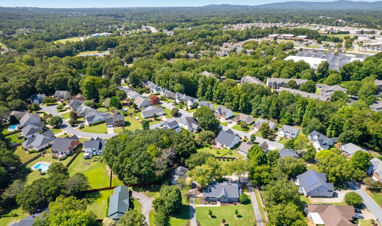 a group of houses in a neighborhood