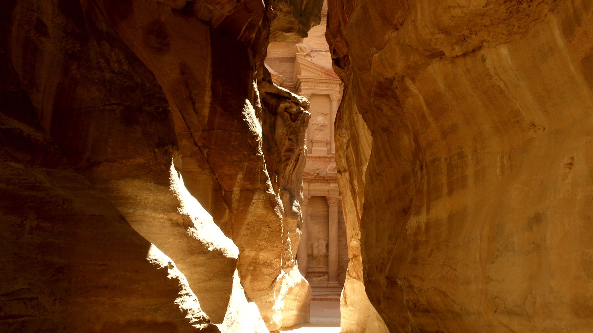 File:Petra Siq, entrance to the ancient Nabatean city of Petra, Jordan.jpg