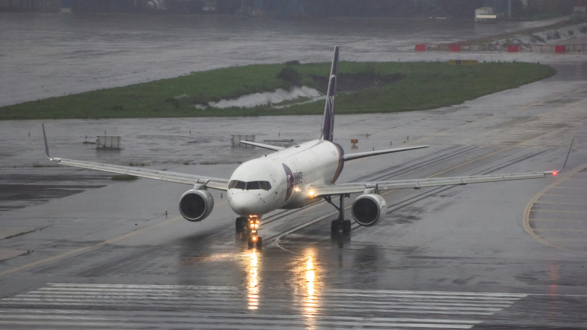 A large jetliner sitting on top of an airport runway
