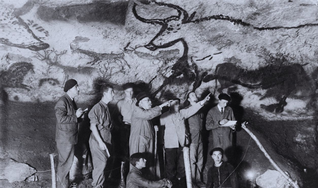 Gettyimages  - 2212133596, The French paleontologist and prehistorian Henri Breuil (3rd D) observes the aurochs panel in the bull room of the Lascaux cave in 1948 in Montignac in Dordogne, in the company of other archaeologists and two of the teenagers who discovered the Marcel cave Ravidat (D, seated) and Jacques Marsal (G, seated). 