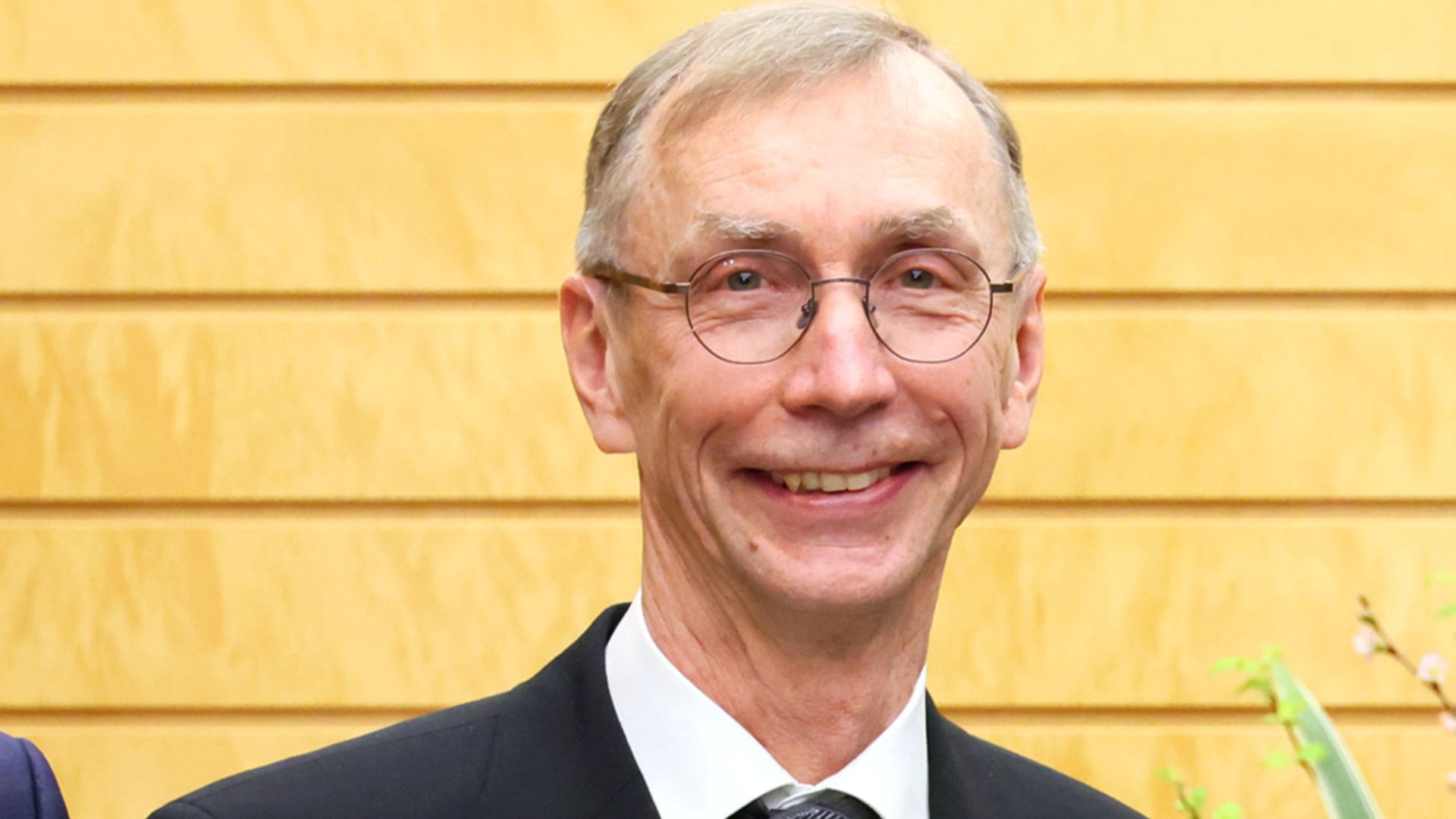 Svante Pääbo, Professor of Human Evolutionary Genomics Unit, Okinawa Institute of Science and Technology, met Fumio Kishida, Prime Minister, at the Prime Minister's Official Residence in Chiyoda Ward, Tōkyō Metropolis on February 1, 2023.