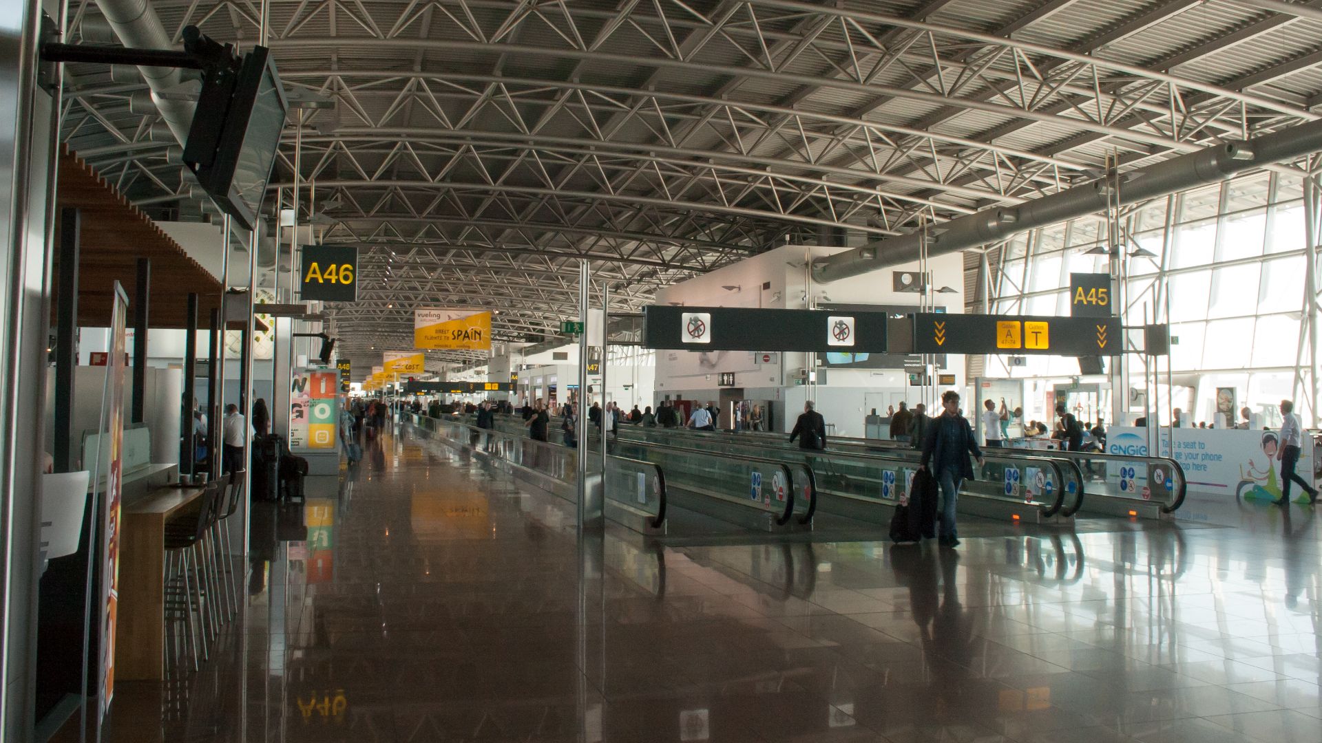 File:Brussels Airport, interior, 2015-10-15.jpg
