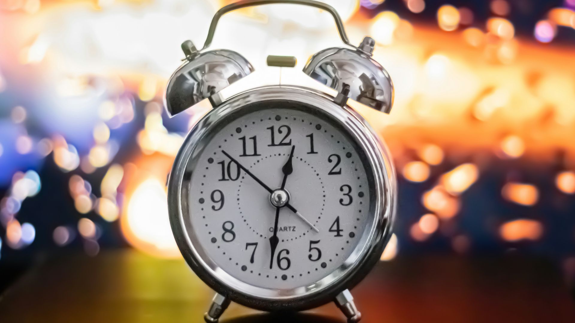 black and white alarm clock at 10 10