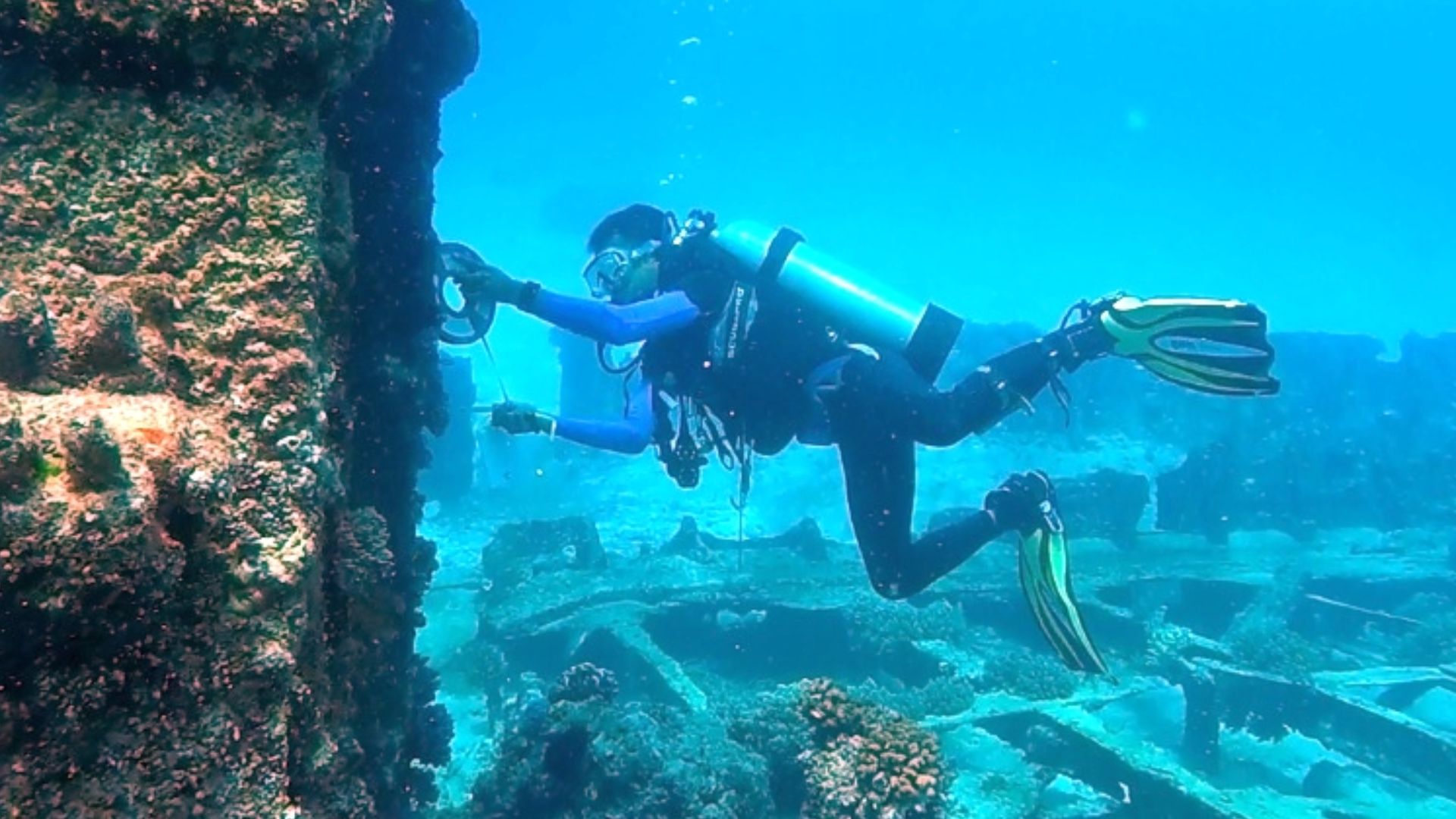 This is a shipwreck engine that is being measured by underwater archeology. This shipwreck uses coal as fuel.