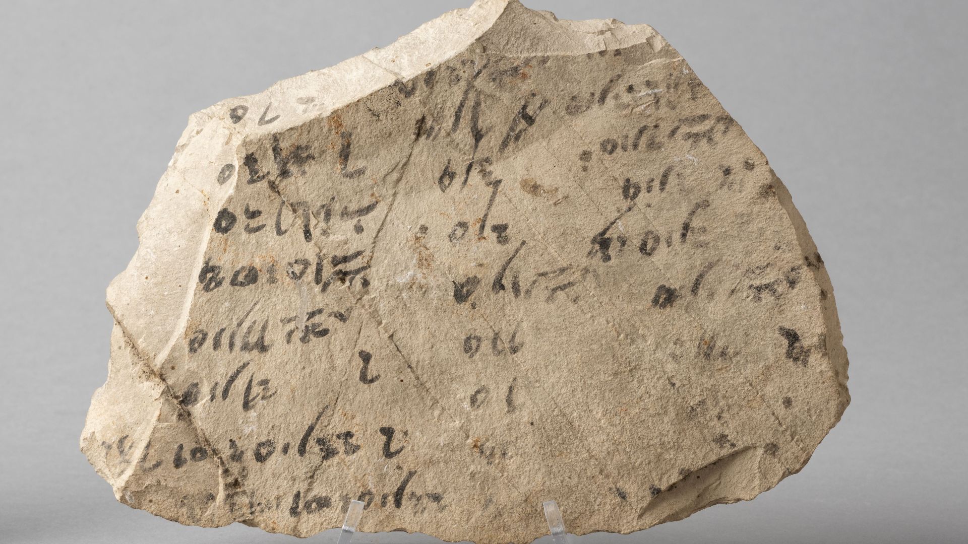 File:Hieratic ostracon with 'Necropolis Journal' entries, limestone - Museo Egizio, Turin S 5656 p01.jpg
