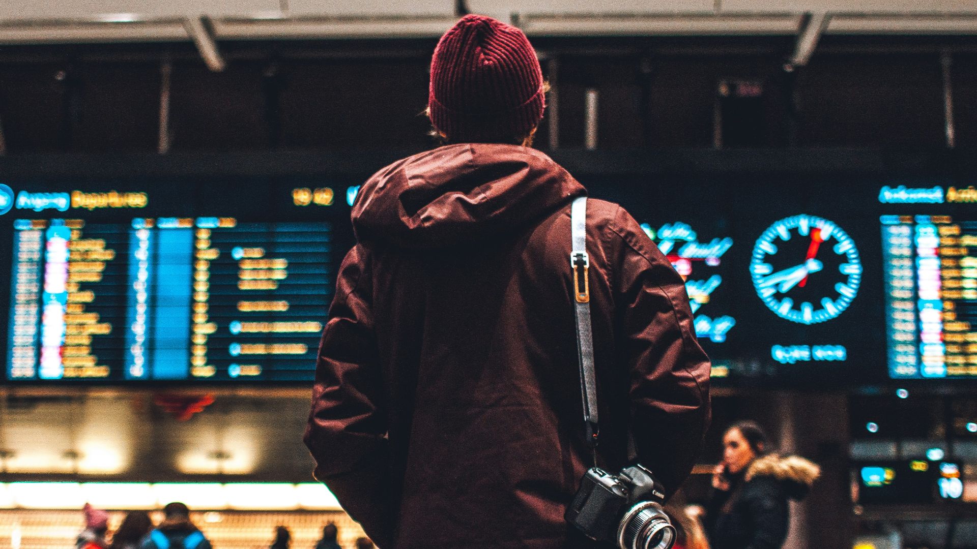 person looking up to the flight schedules