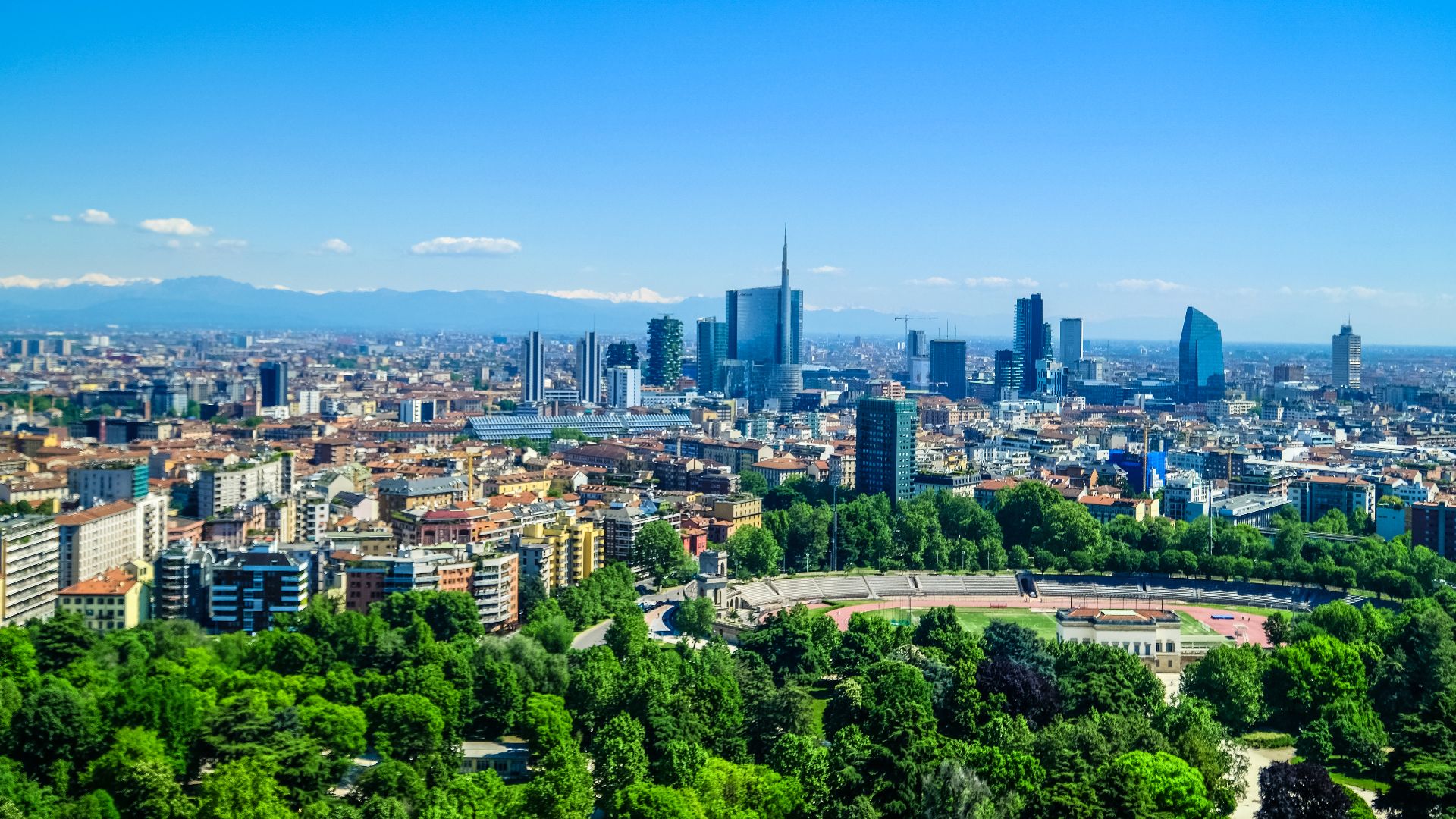 Picture showing the skyline of Milan.