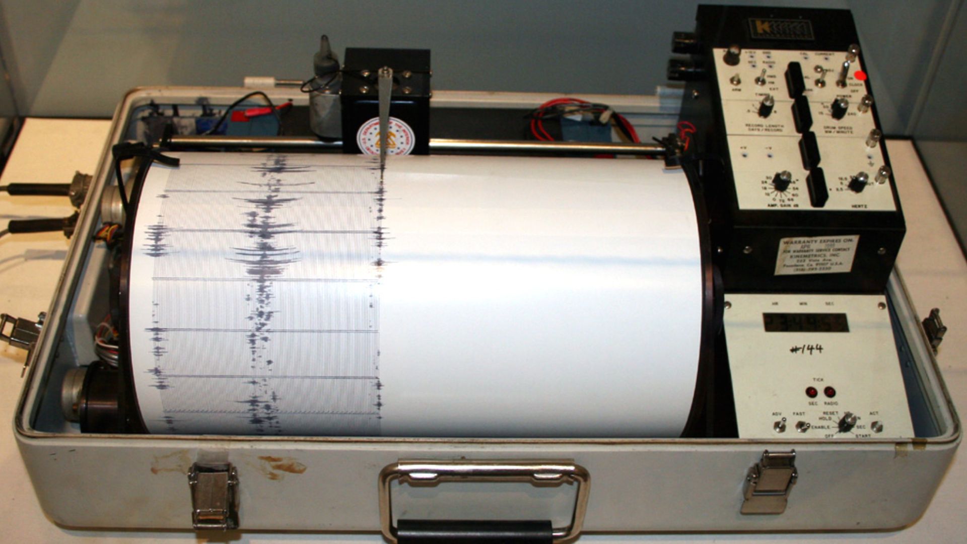 File:Kinemetrics seismograph.jpg