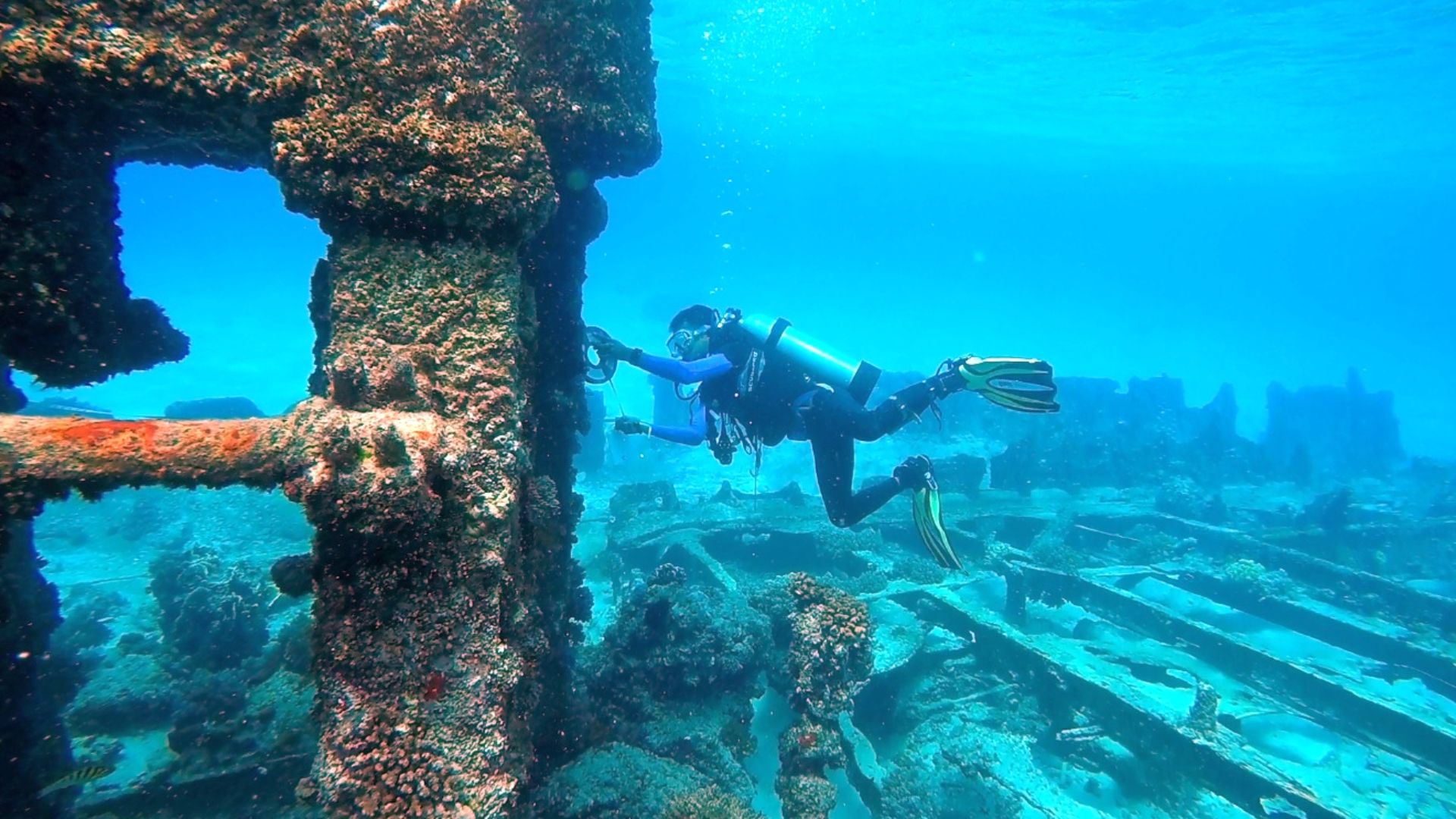 This is a shipwreck engine that is being measured by underwater archeology. This shipwreck uses coal as fuel.