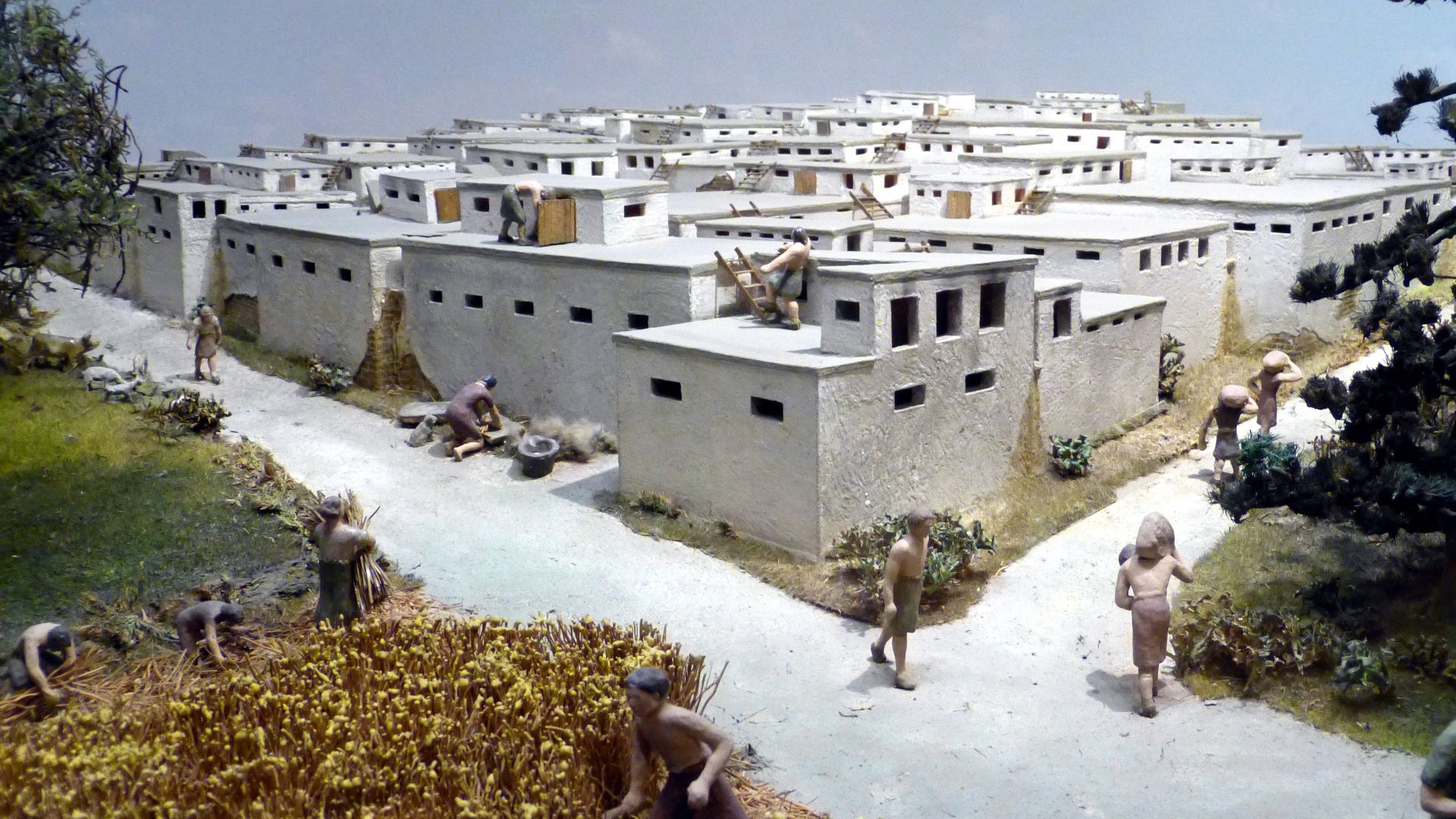 Weimar ( Thuringia ). Museum for Prehistory in Thuringia: Model of the neolithic settlement ( 7300 BC ) of Catal Höyük ( Turkey ).