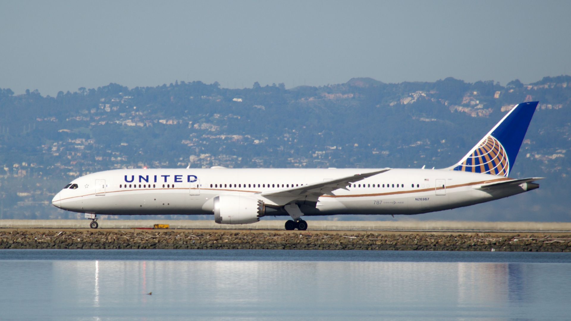 United Airlines Boeing 787-9 Dreamliner at San Francisco International Airport 