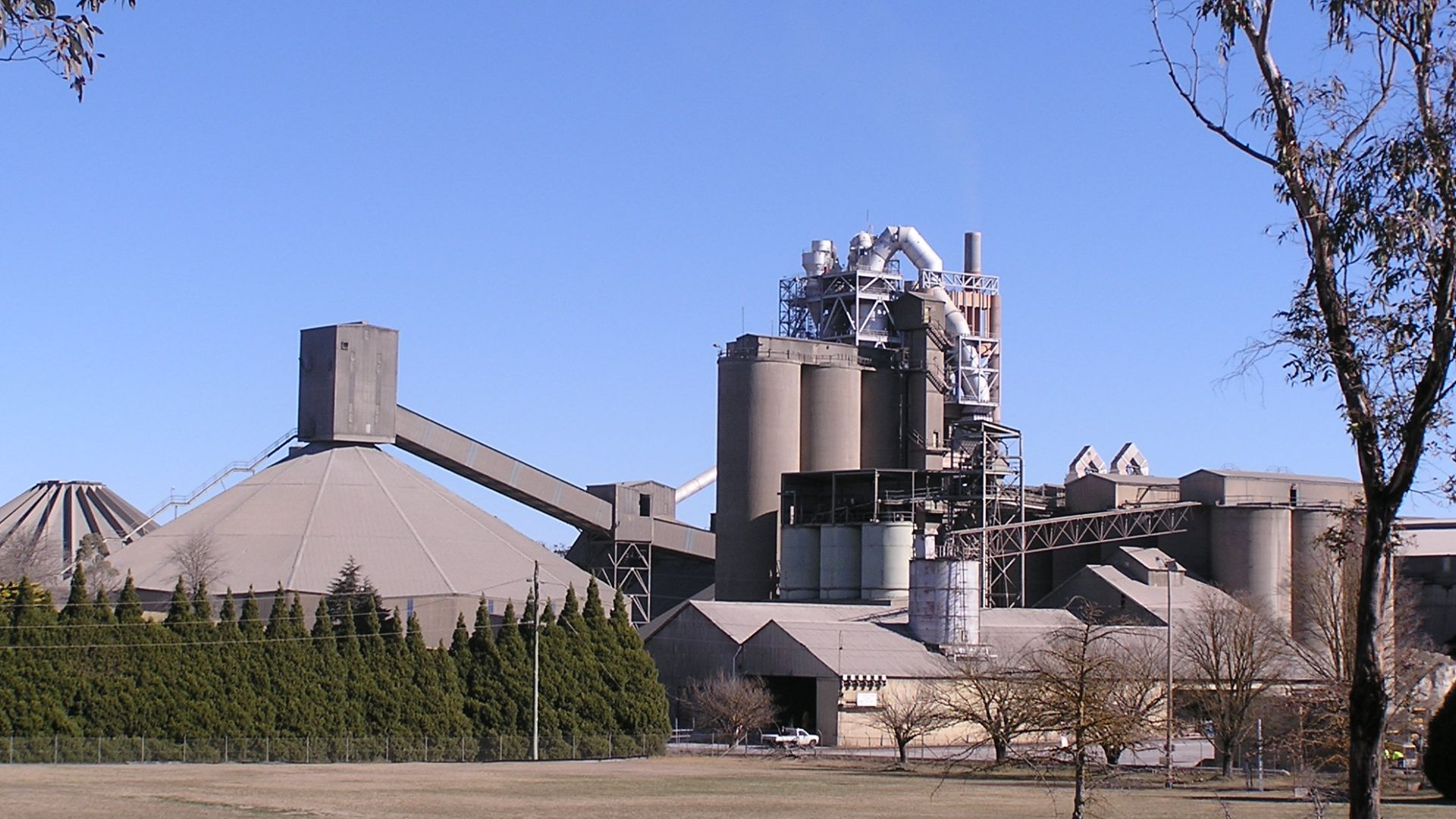 Blue Circle Southern Cement factory near New Berrima, New South Wales, Australia. Blue Circle Southern Cement is a member of the Boral Group of Companies.
