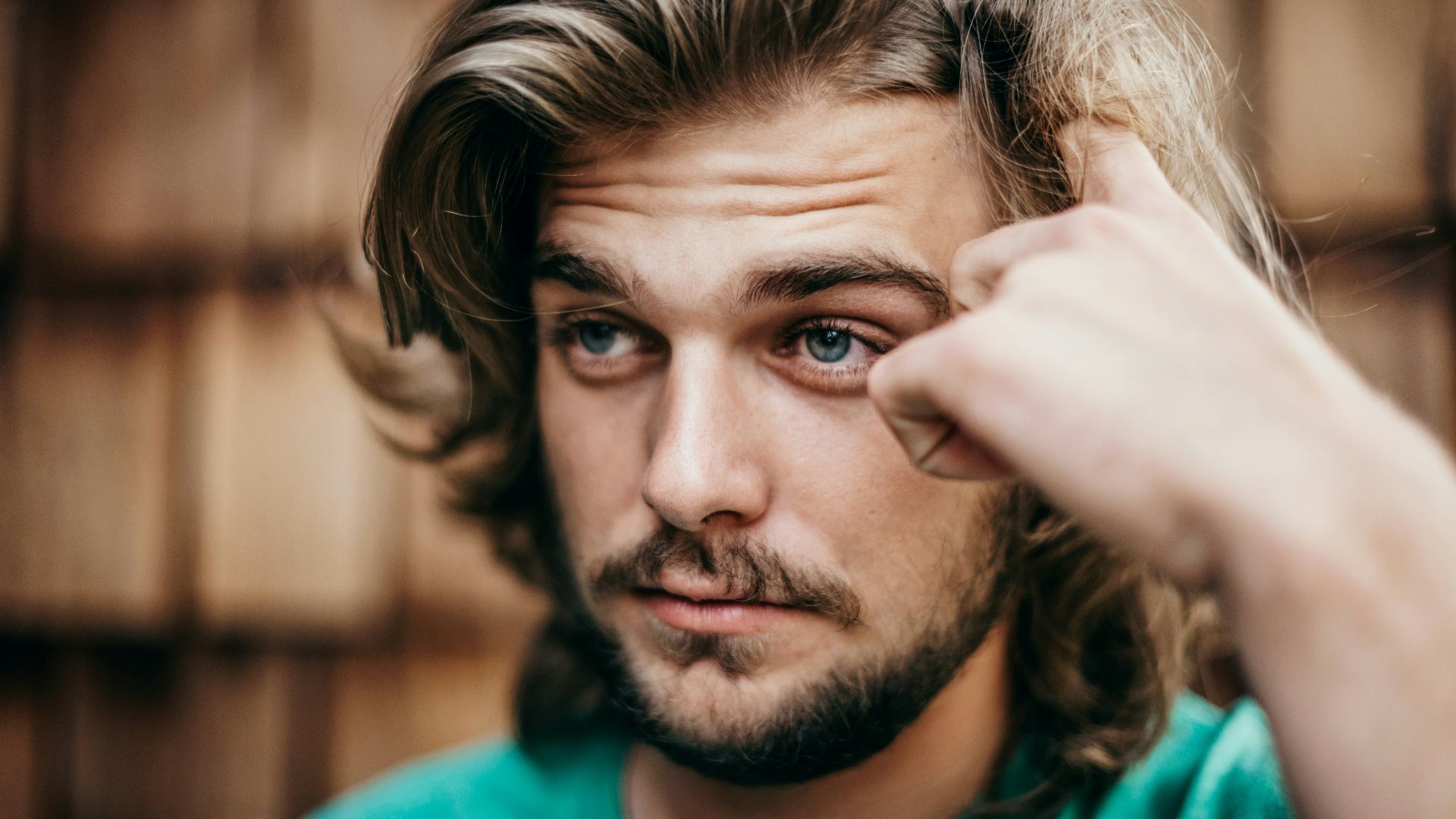man in green crew neck shirt