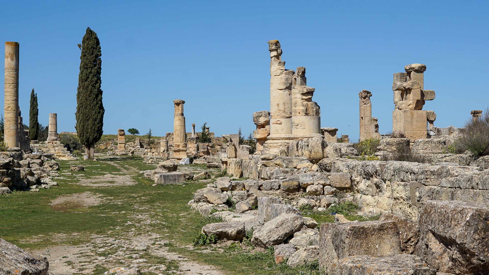 معبد الكابيتوليوم في قورينا هو معلم أثري مهم يعود إلى الحقبة الرومانية، وقد بُني على الطراز الروماني الكلاسيكي، وكان مخصصًا لعبادة الثالوث الكابيتوليني، وهم الآلهة الرومانية الرئيسية: جوبيتر (زيوس)، جونو (هيرا)، ومينيرفا (أثينا). هذا المعبد يمثل التوسع الروماني في المدينة والتأثير الثقافي والديني الذي جلبته الإمبراطورية الرومانية إلى شمال إفريقيا.