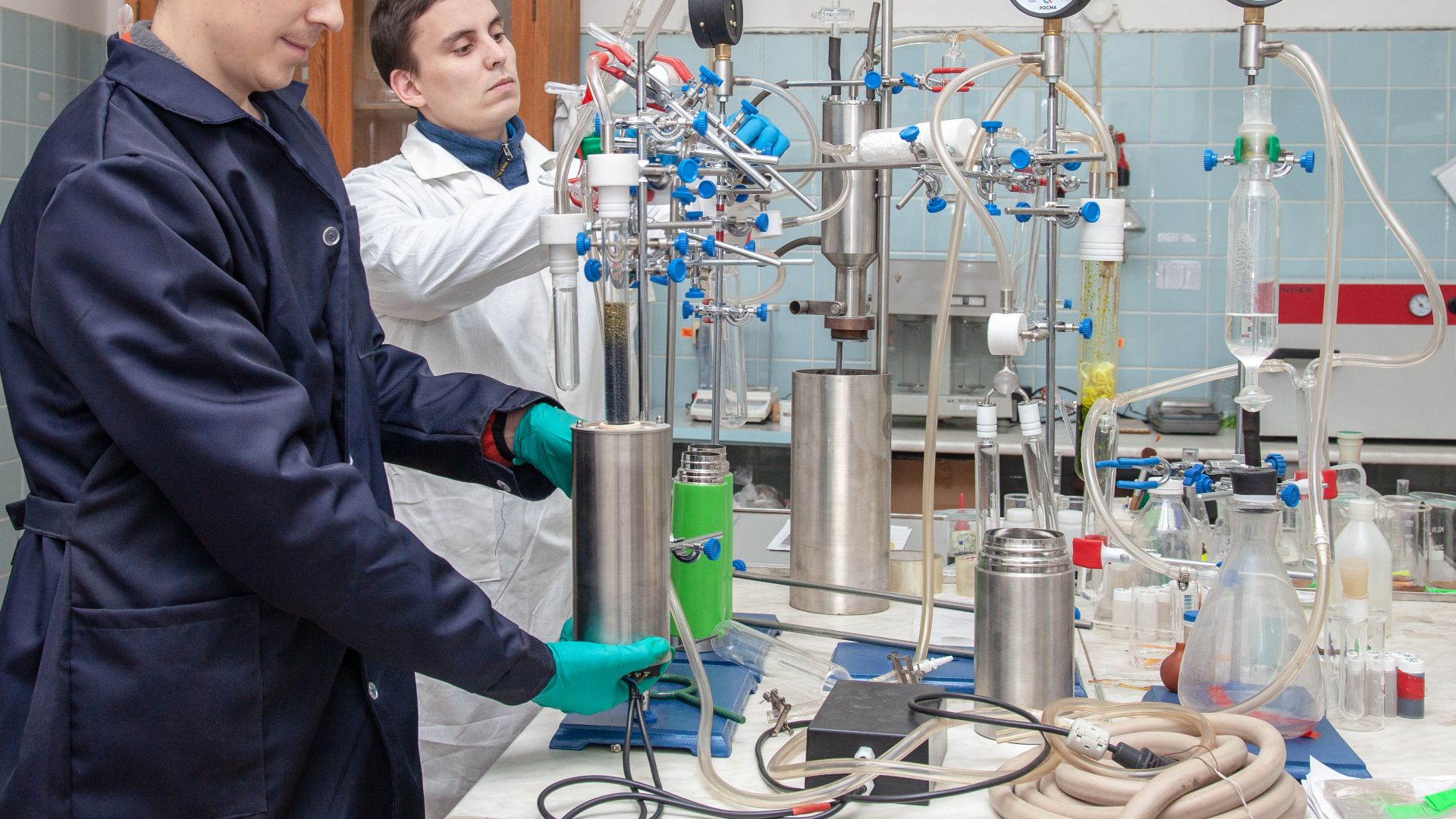 Scientists from the Lab for Ecological Radiology of the Institute of Geodinamics and Geology of the Federal Center for Integrated Arctic Research of the Ural Branch of RAS synthesize benzene using a water decomposition of lithium carbide with a subsequent trimerization of acetylene. On this photo, you can see the counting samples processing for further 14C dating using the special equipment “Laboratory system for sample preparation and enrichment for 14C and 3H identification in ultra-low concentrations”.
