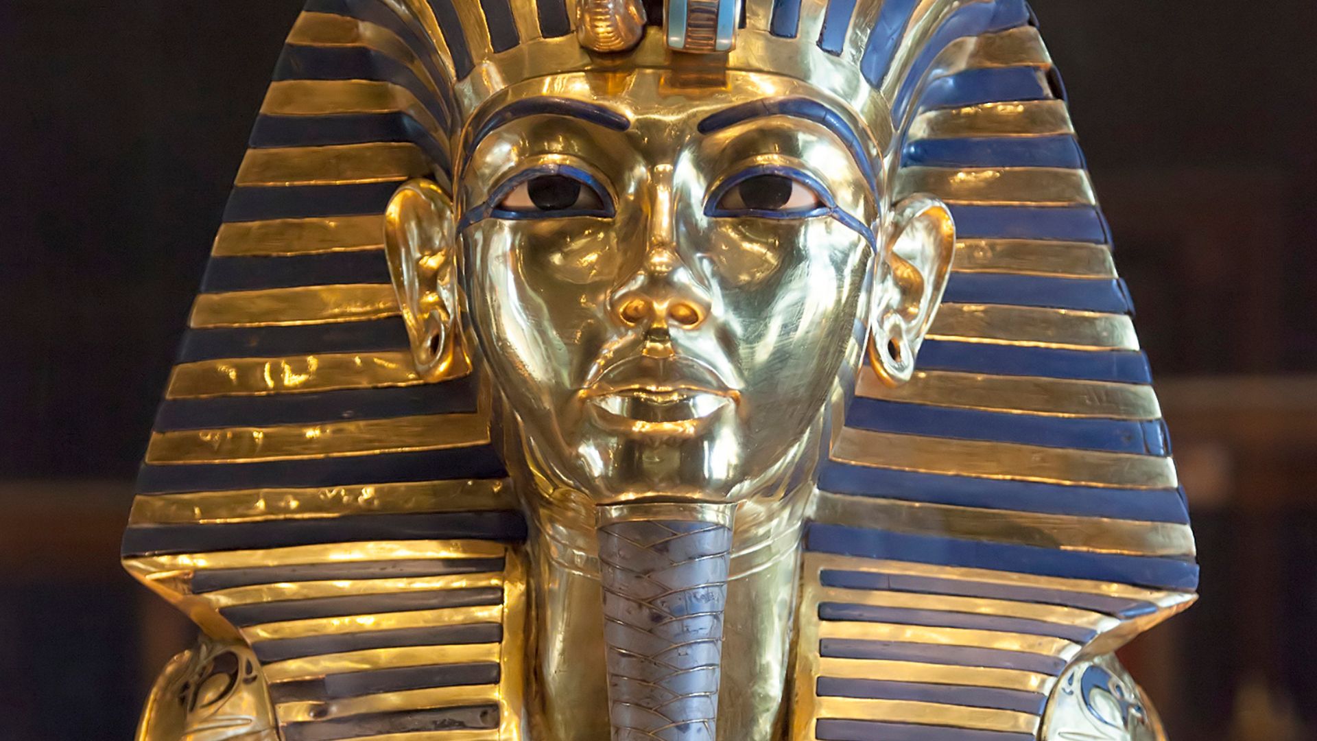 Since January 1, 2016 it is possible again to take photographs in the Egyptian Museum in Cairo. The funerary mask of Tutankhamun is certainly the most demanded exhibit.