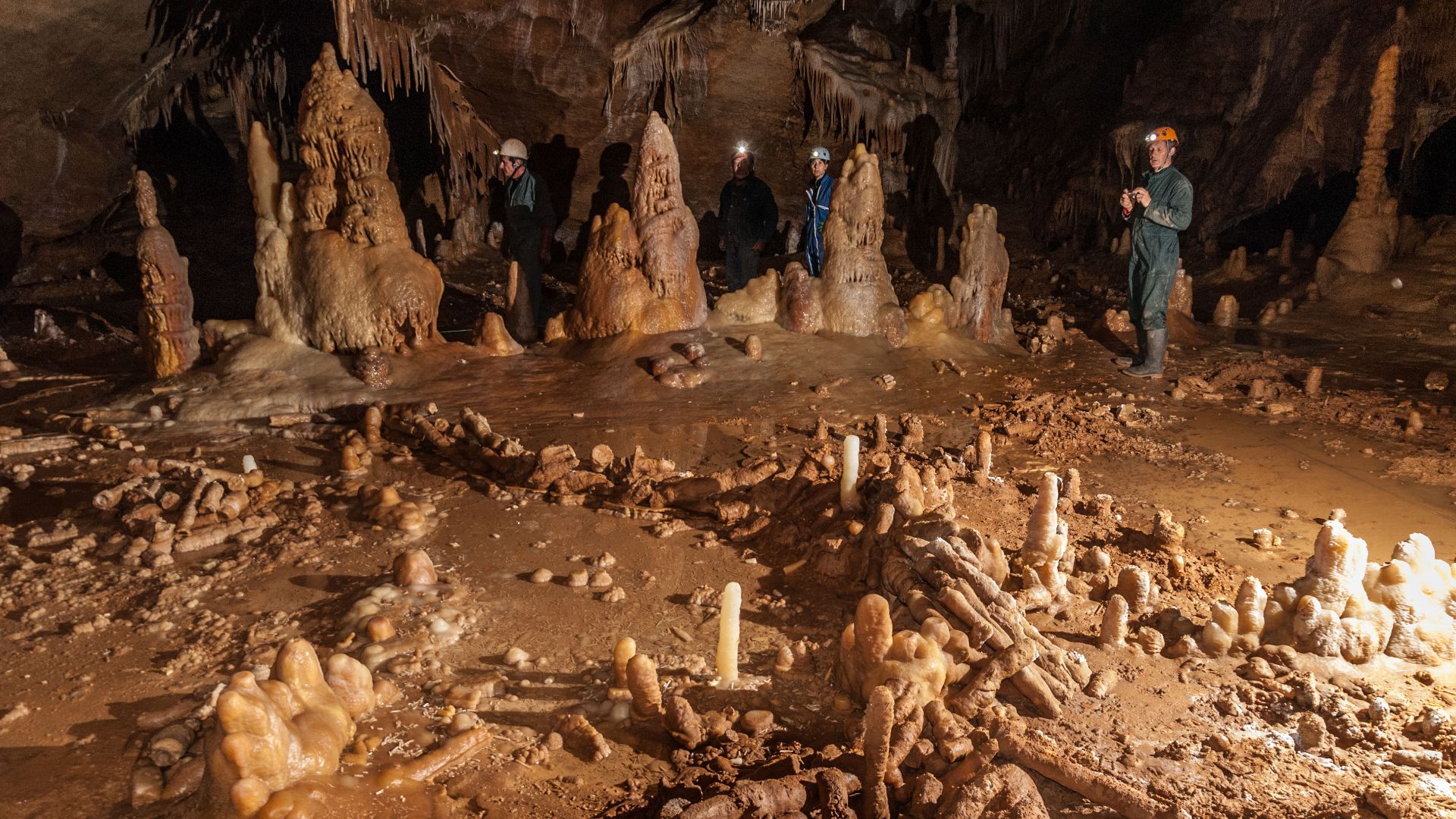 Structure aménagée par l'homme, il y a 176.500 ans, au fond de la grotte de Bruniquel, à partir de 400 stalagmites brisées et rangées.