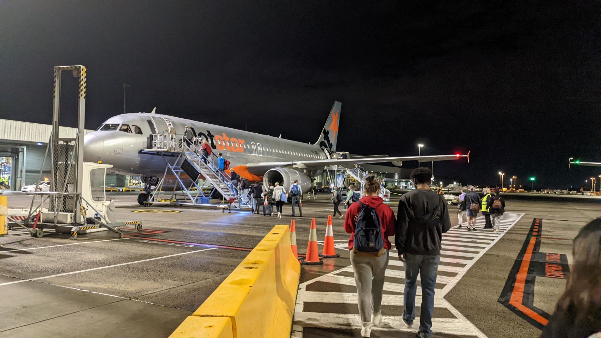Jetstar A320-232 VH-VQA boarding passengers at Terminal 4 at Melbourne Airport