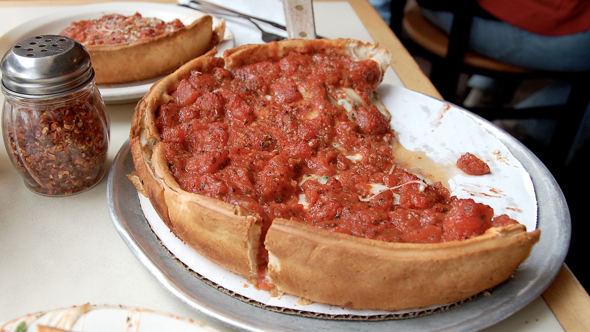 A Chicago-style deep-dish pizza as served by w:Zachary's Pizza at 5801 College Avenue in Oakland, California, USA