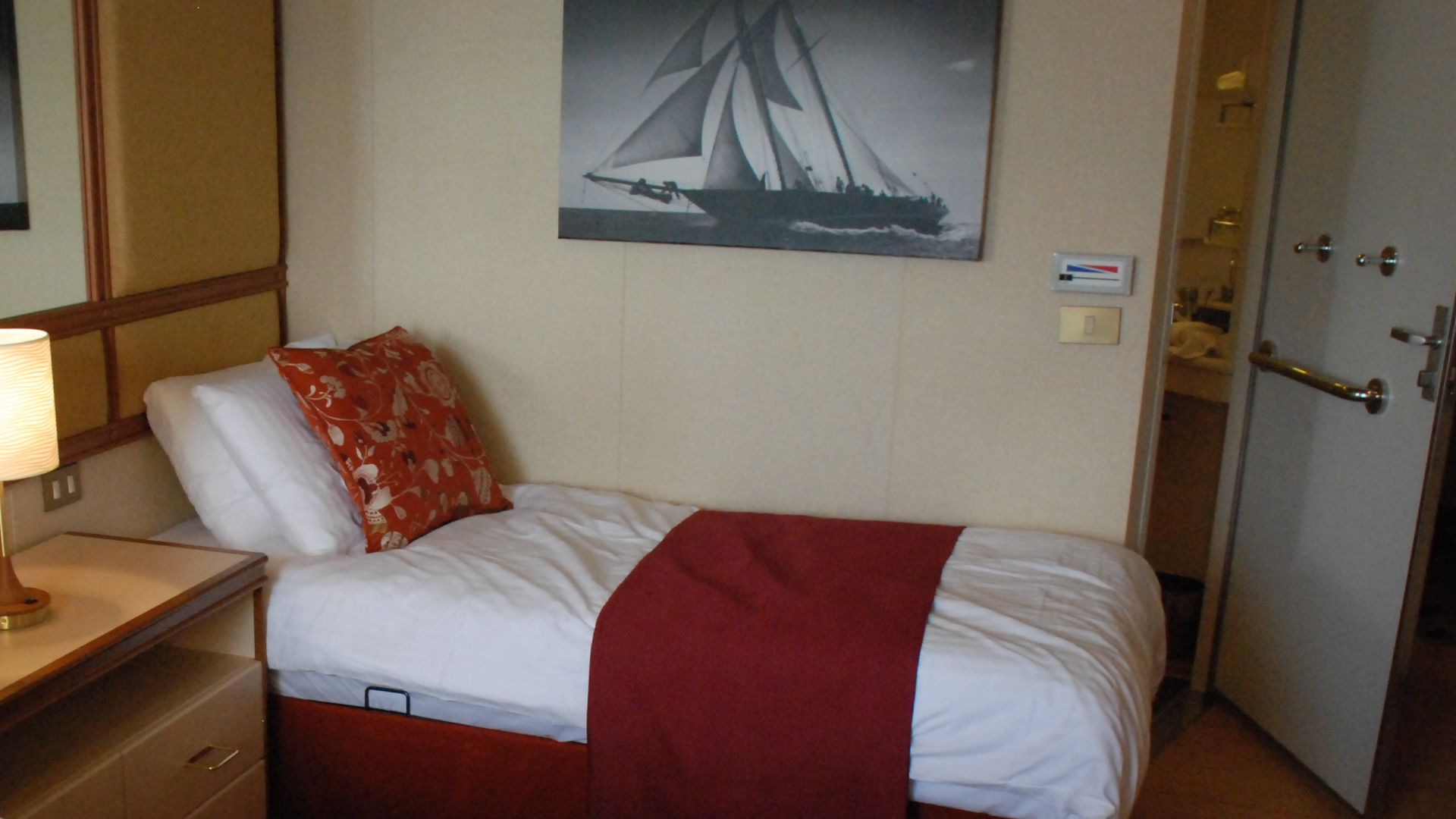 Twin cabin on board P&O Cruises MV Azura.