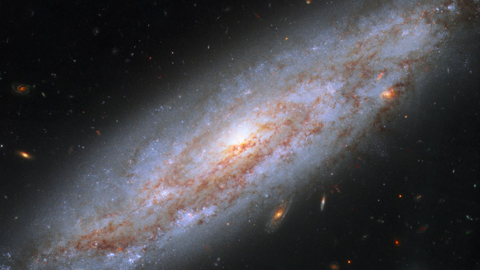 Galaxy full of cosmic lighthouses
This enchanting spiral galaxy can be found in the constellation of Ursa Major (the Great Bear). Star-studded NGC 3972 lies about 65 million light-years away from the Earth, meaning that the light that we see now left it 6