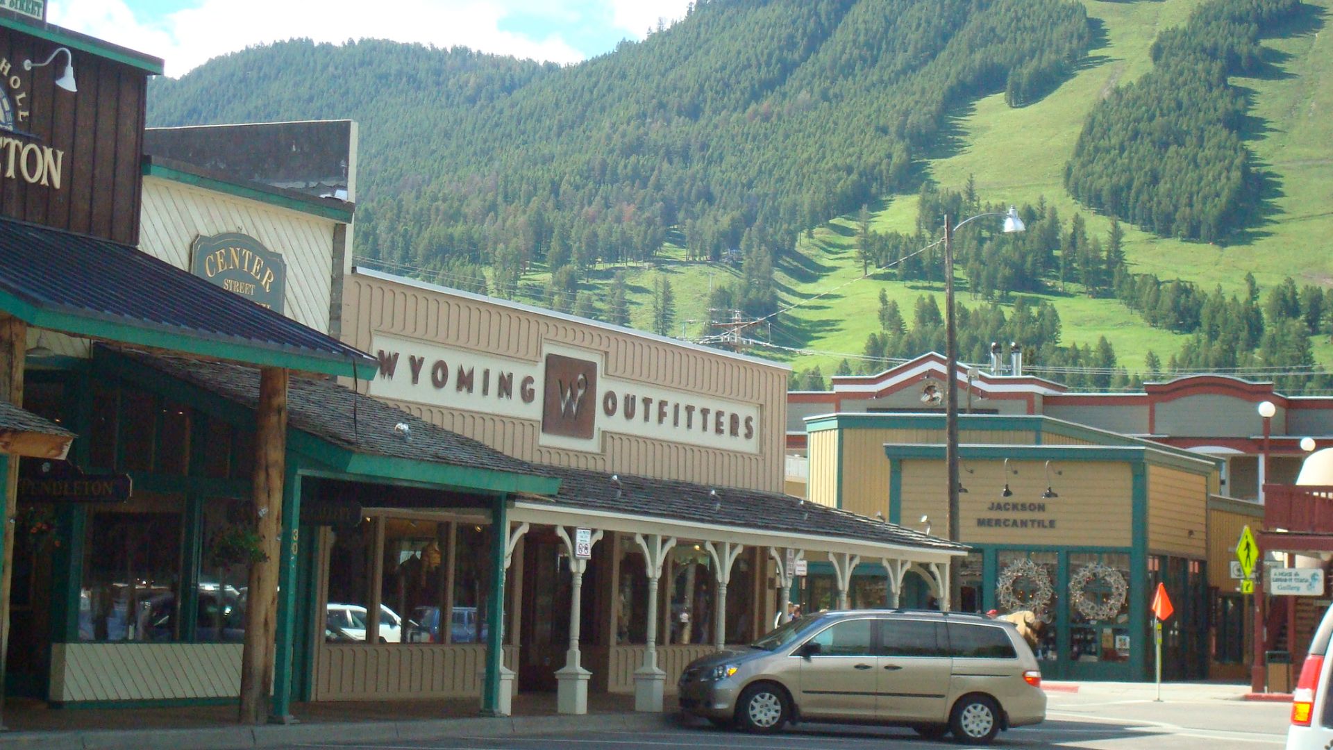 Downtown Jackson, Wyoming. Green ski slopes form the backdrop for summertime Jackson, Wyoming USA., Jackson (Wyoming).