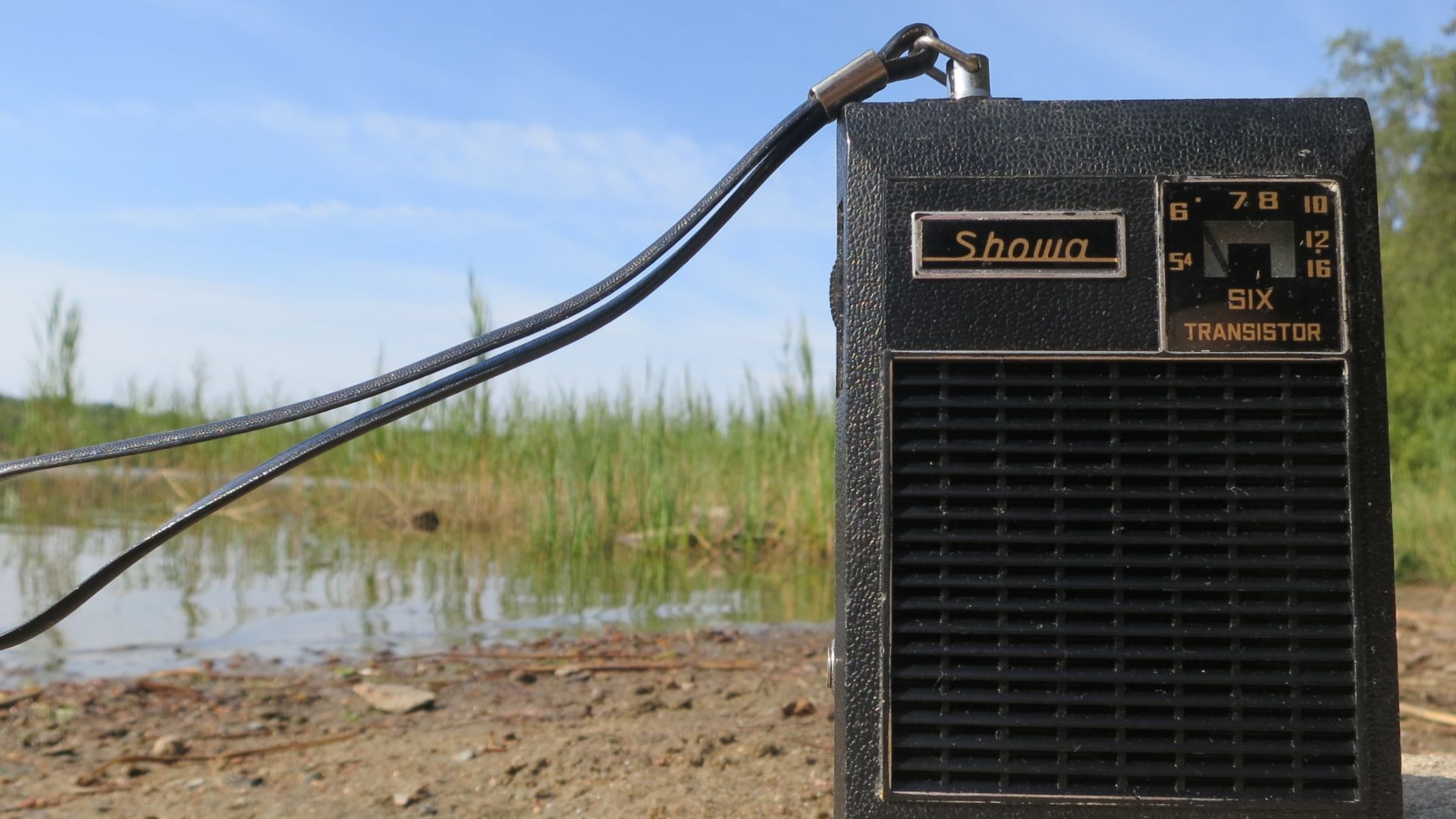 1962 transistor radio by Showa Tsushinki Mfg. Co., Japan. Ca 10*7*3 cm excluding the strap and 194 gr without batteries.