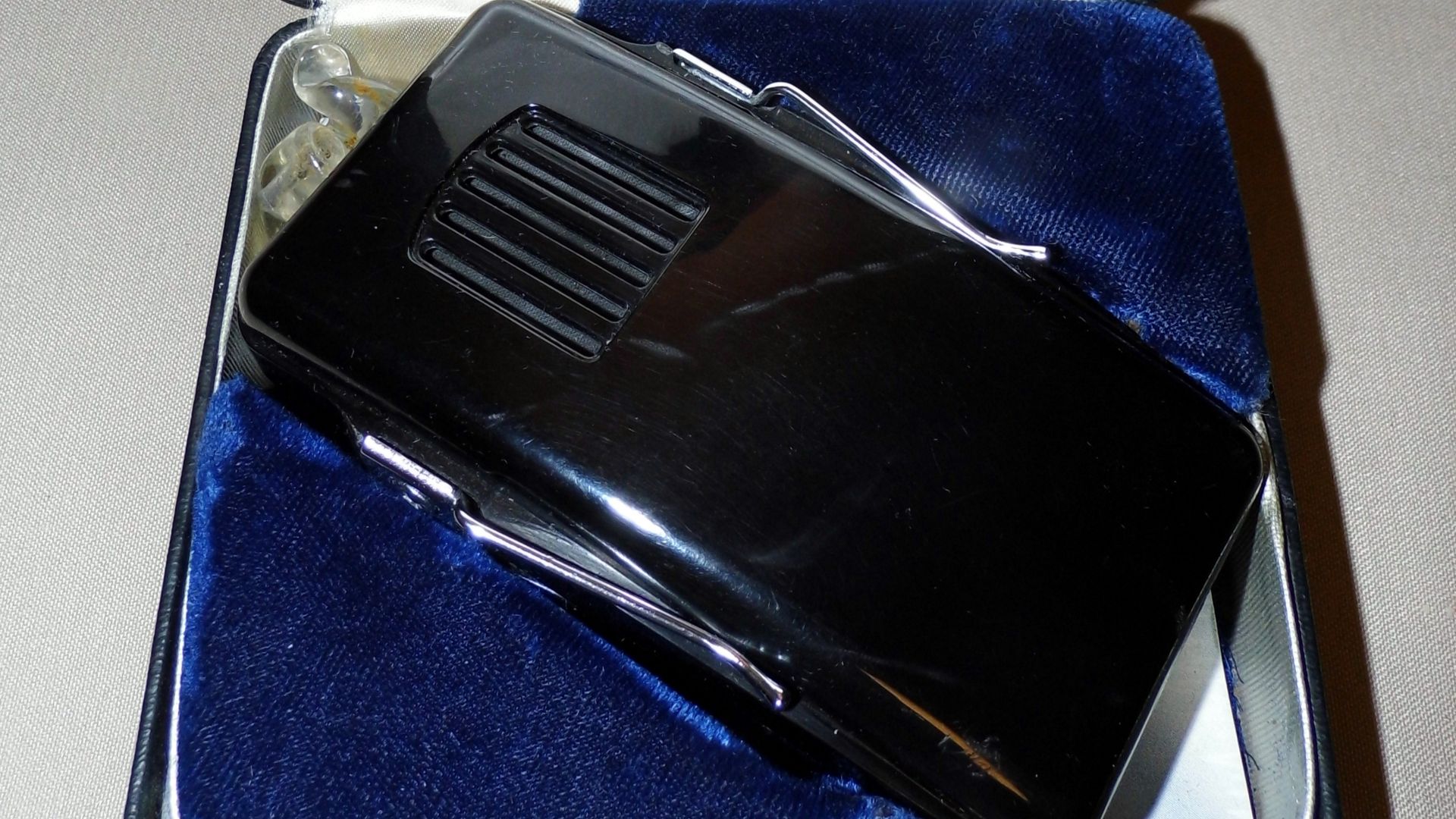 This is a vintage Western Electric Model 64 (aka Model 134) hearing aid made by the Western Electric Co. of Kearny, New Jersey in 1946.  This instrument is a 3-vacuum tube hearing aid. Its dimensions are 4.75