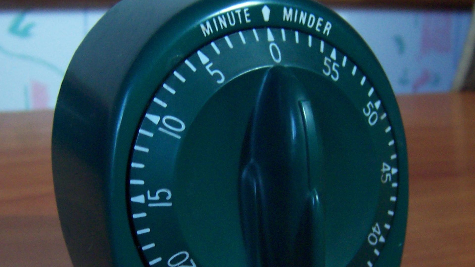 This is a Lux Minute Minder 60-minute mechanical clockwork timer, circa 1990s. Other Lux timers with the same style case (model 2428) can date anywhere from the 1950s to the present.