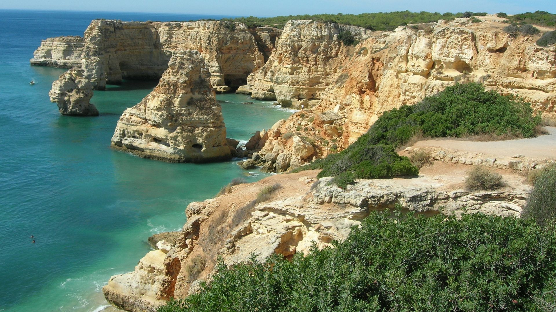 Pobřeží Algarve poblíž měctečka Armacao de Pera