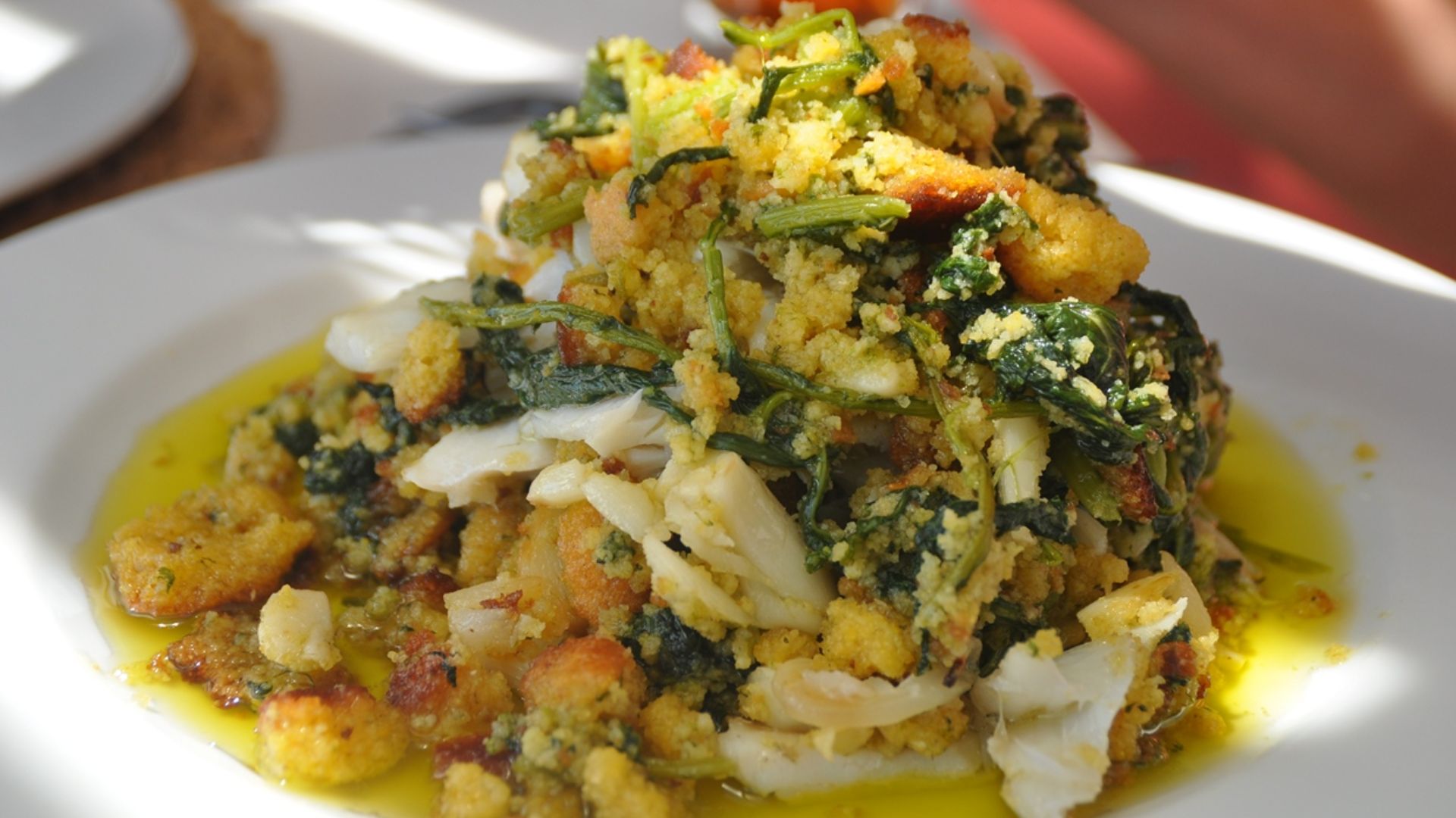 Bacalhau desfiado com migas e grelos
