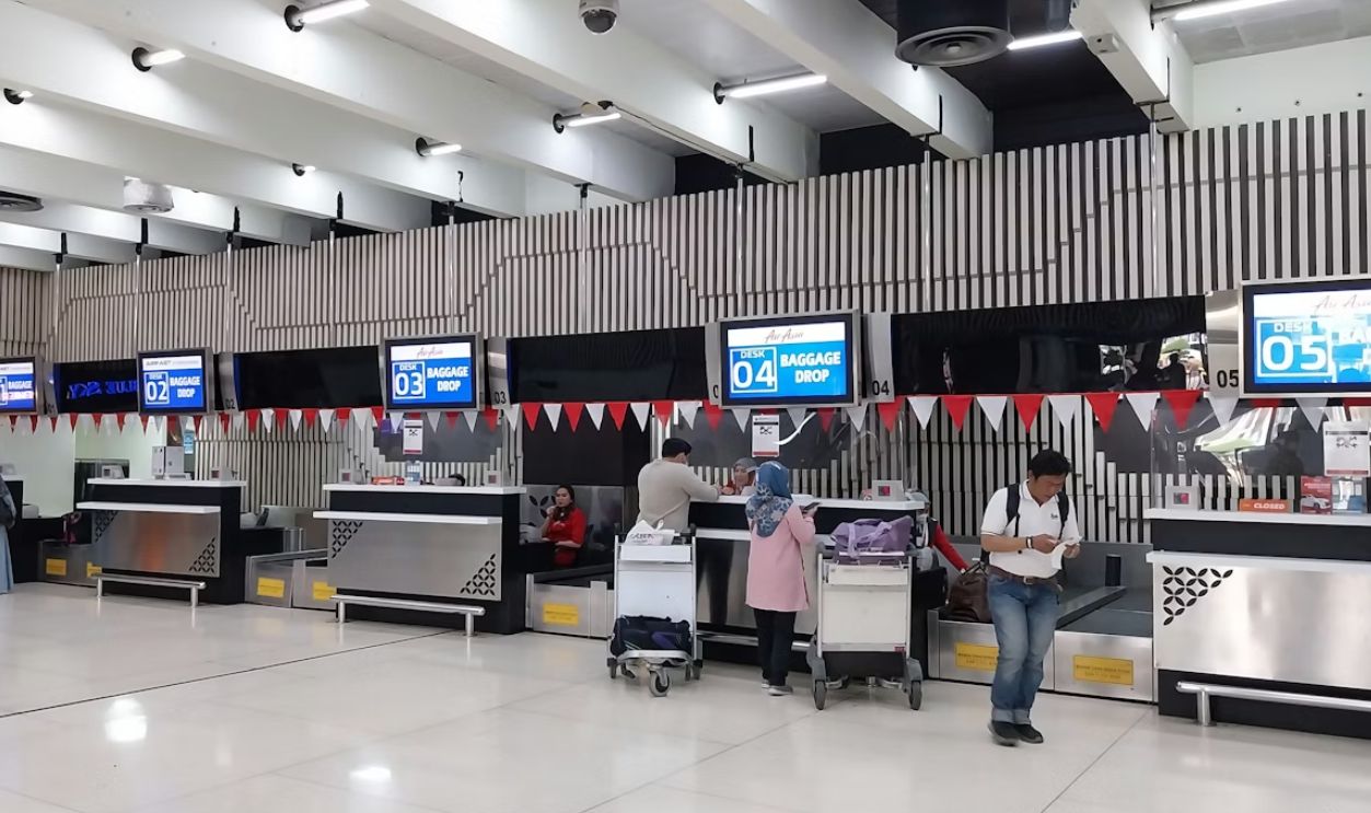airport baggage fee payment counte