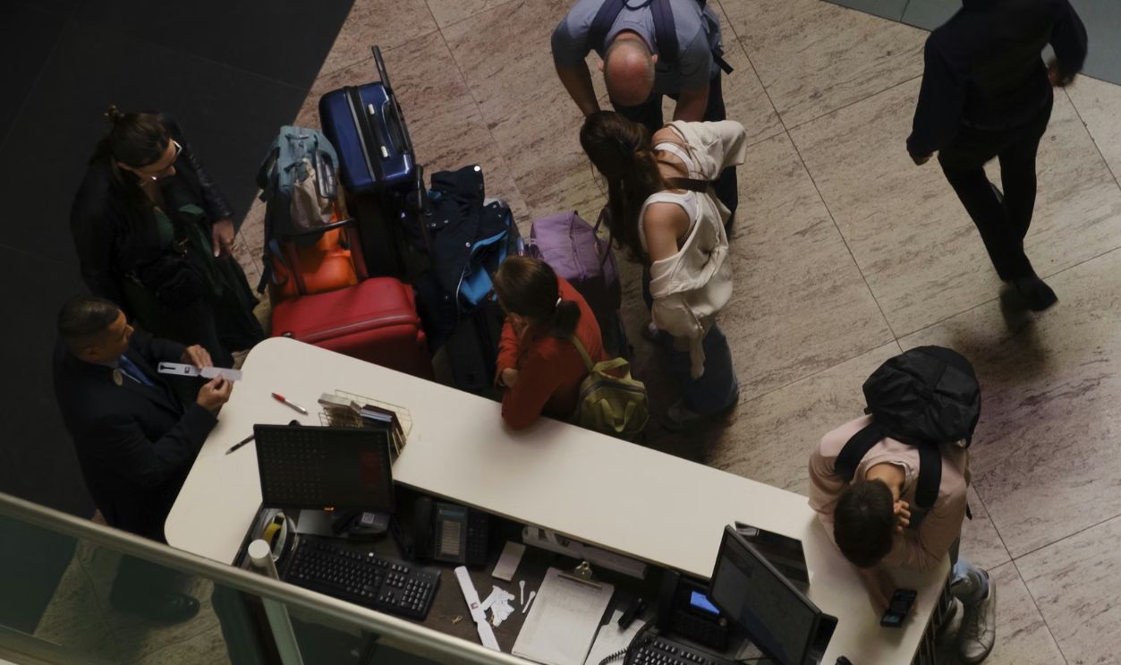 airport gate luggage check discussion