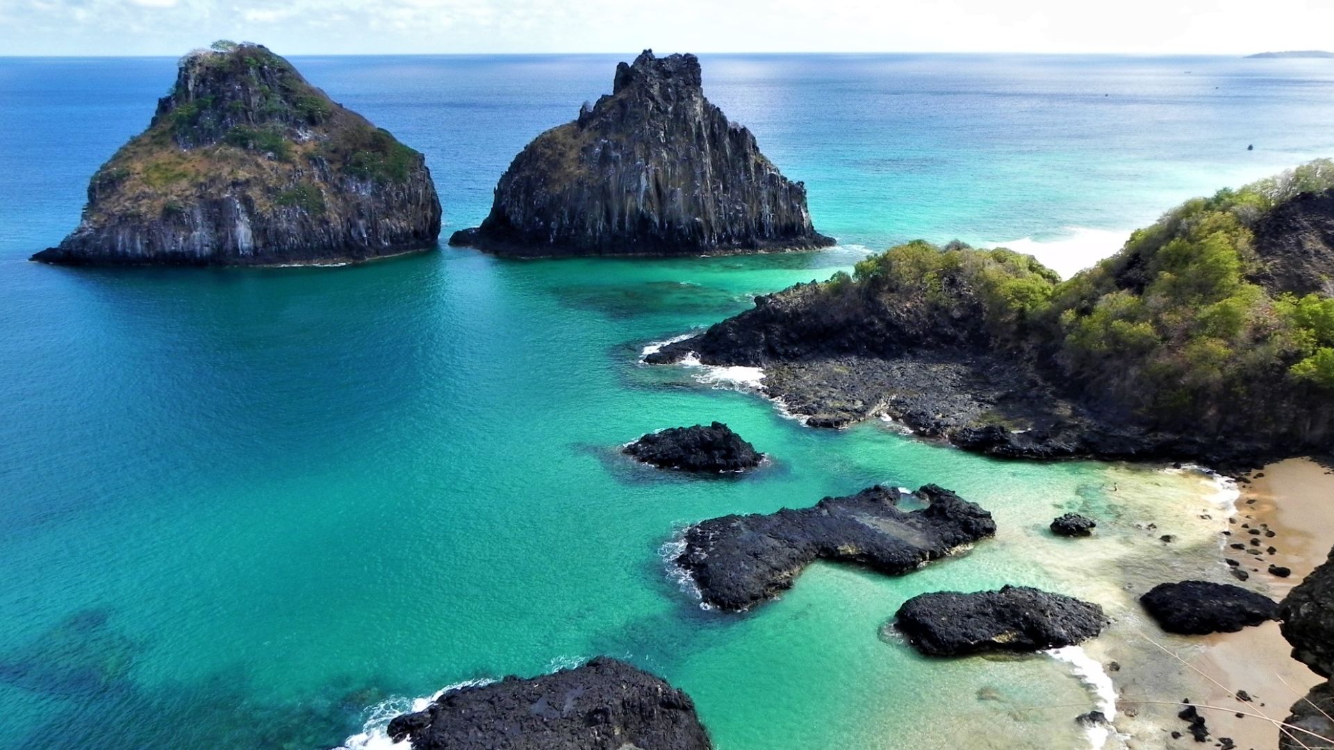 Cartão postal de Fernando de Noronha. A vista para o Morro dos Dois Irmãos e a Baía dos Porcos