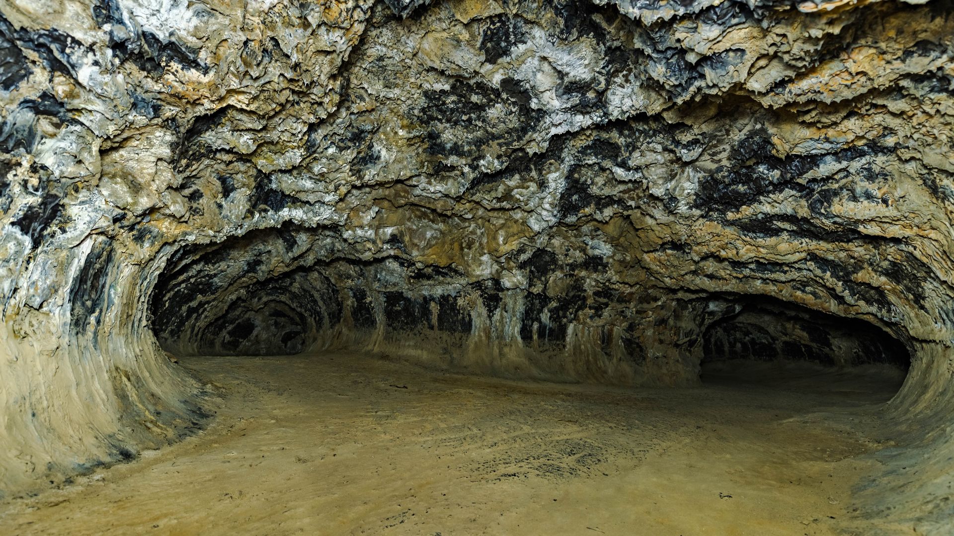 Lava Beds National Monuments