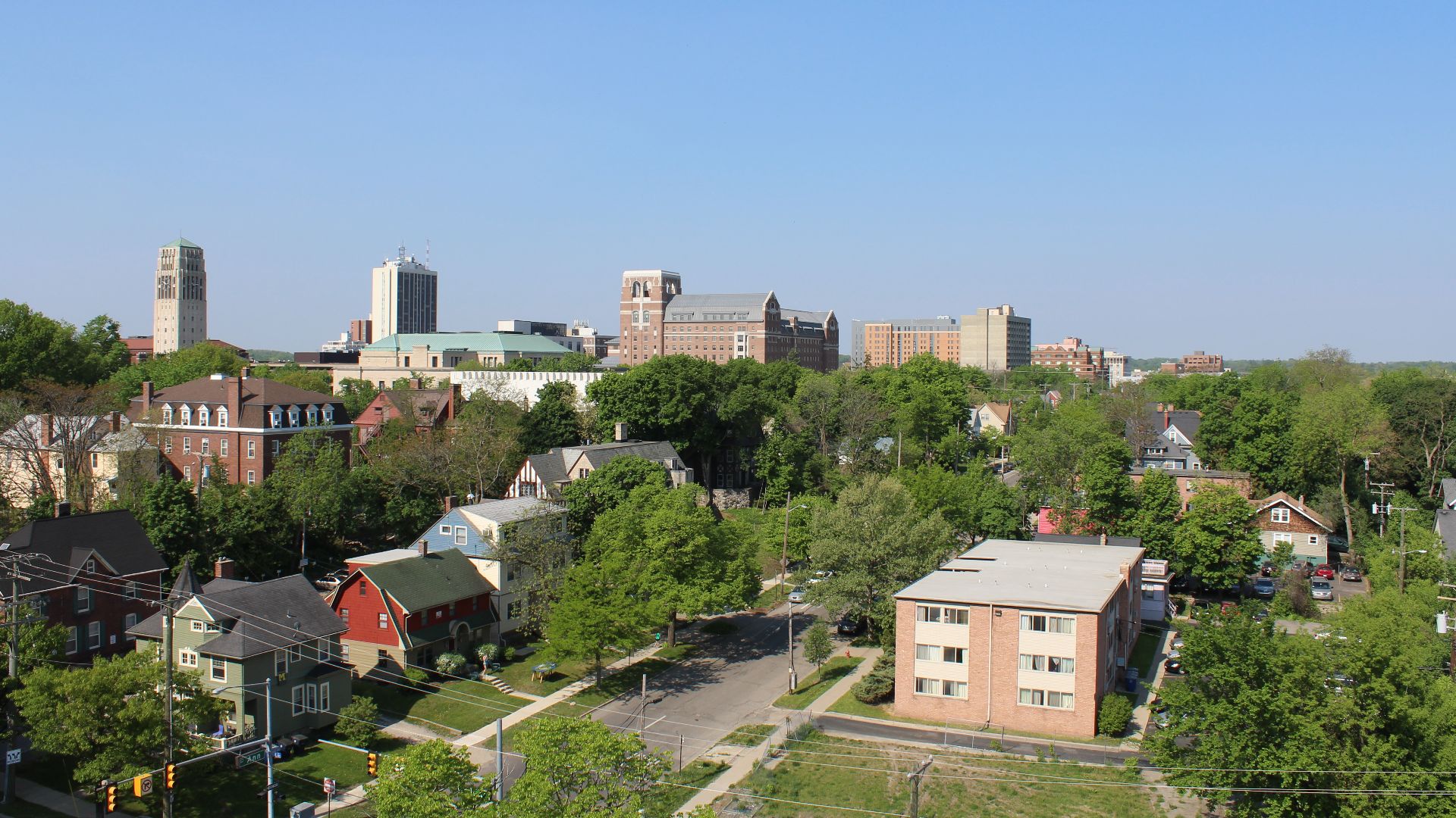 Ann Arbor Michigan skyline viewed from the Ann Street Parking Structure. 
Camera location42° 16′ 58.1″ N, 83° 44′ 06.49″ W View this and other nearby images on: OpenStreetMap 42.282806;  -83.735136