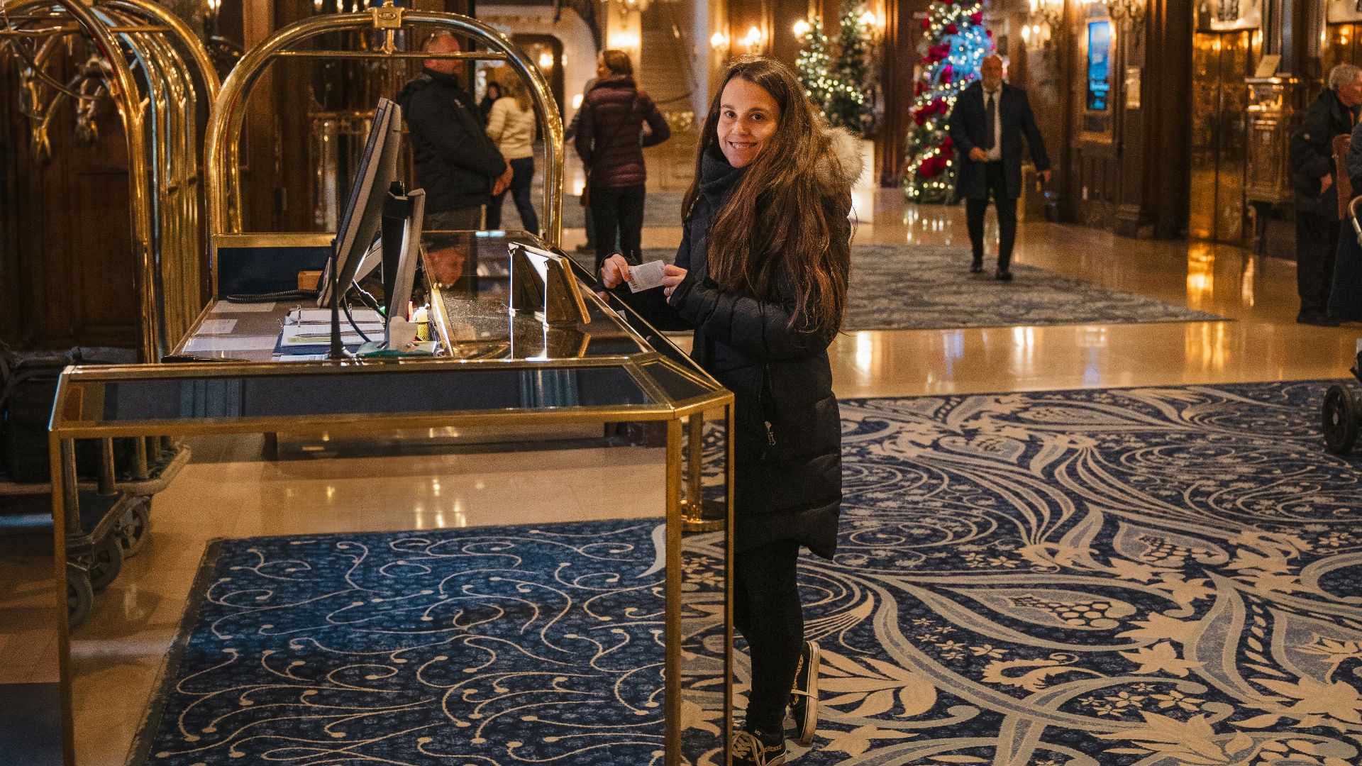 Elegant hotel lobby in Québec decorated for the holidays, featuring luxurious lighting and decor.