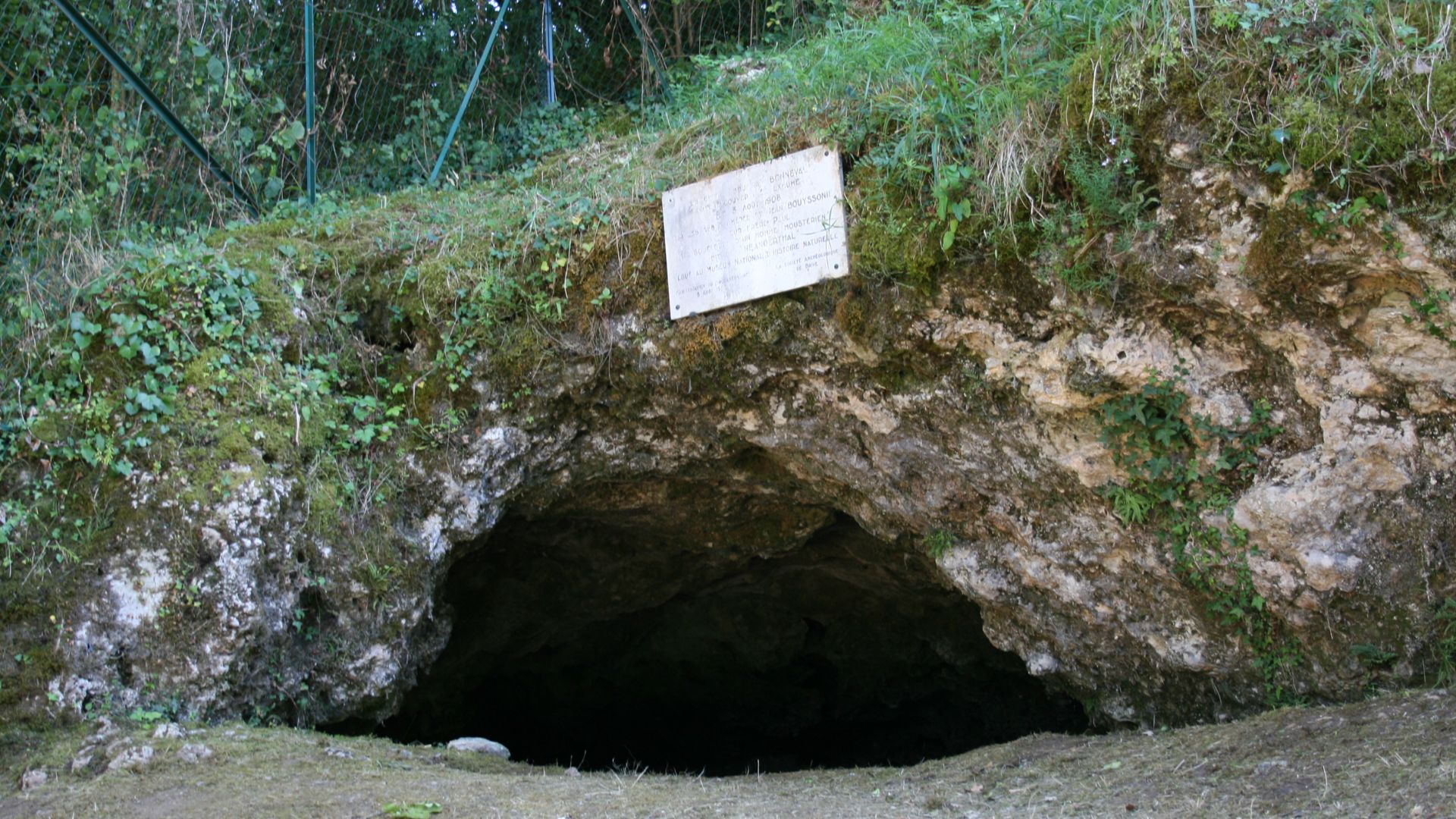 La Bouffia Bonneval à La Chapelle-aux-Saints, Corrèze, France. Lieu de découverte de la sépulture du Néandertalien de La Chapelle-aux-Saints.