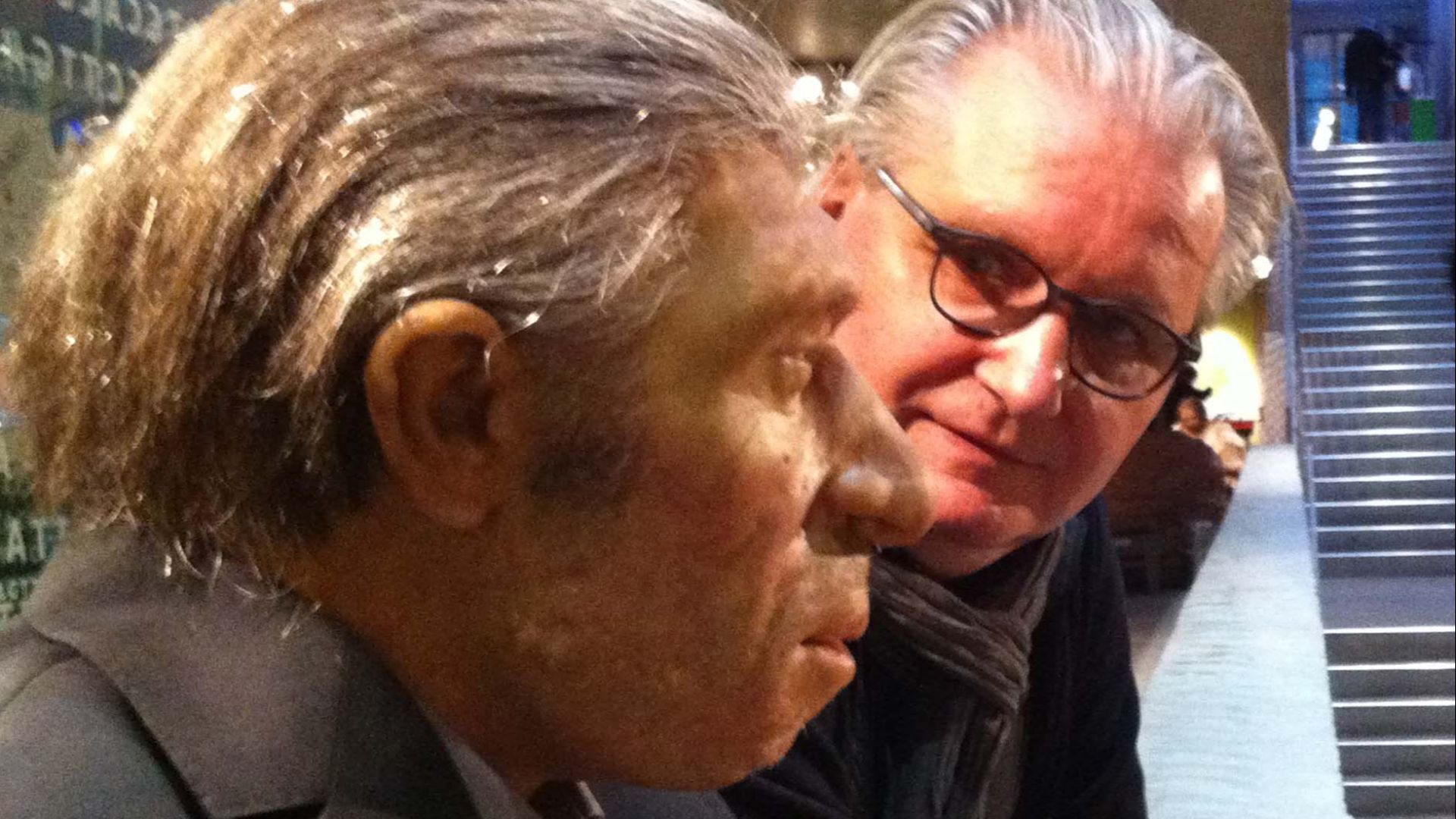 Dr. Rüdiger Krüger (*1951) mit einem Neandertaler, Neandertaler-Museum Rösrath, 2015